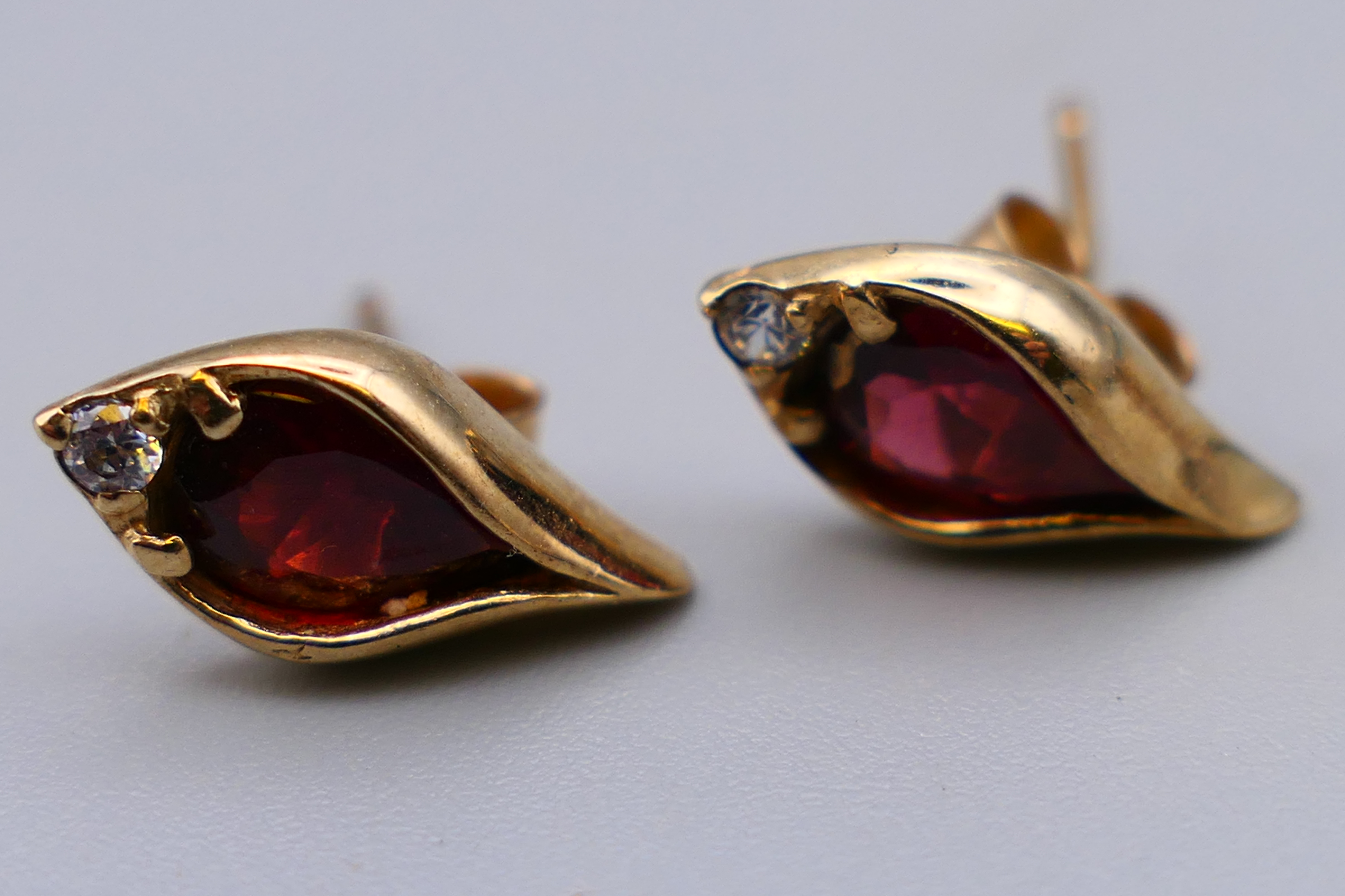 A 9 ct gold garnet pear drop pendant on a gold chain together with a pair of 9 ct gold earrings. - Image 5 of 6