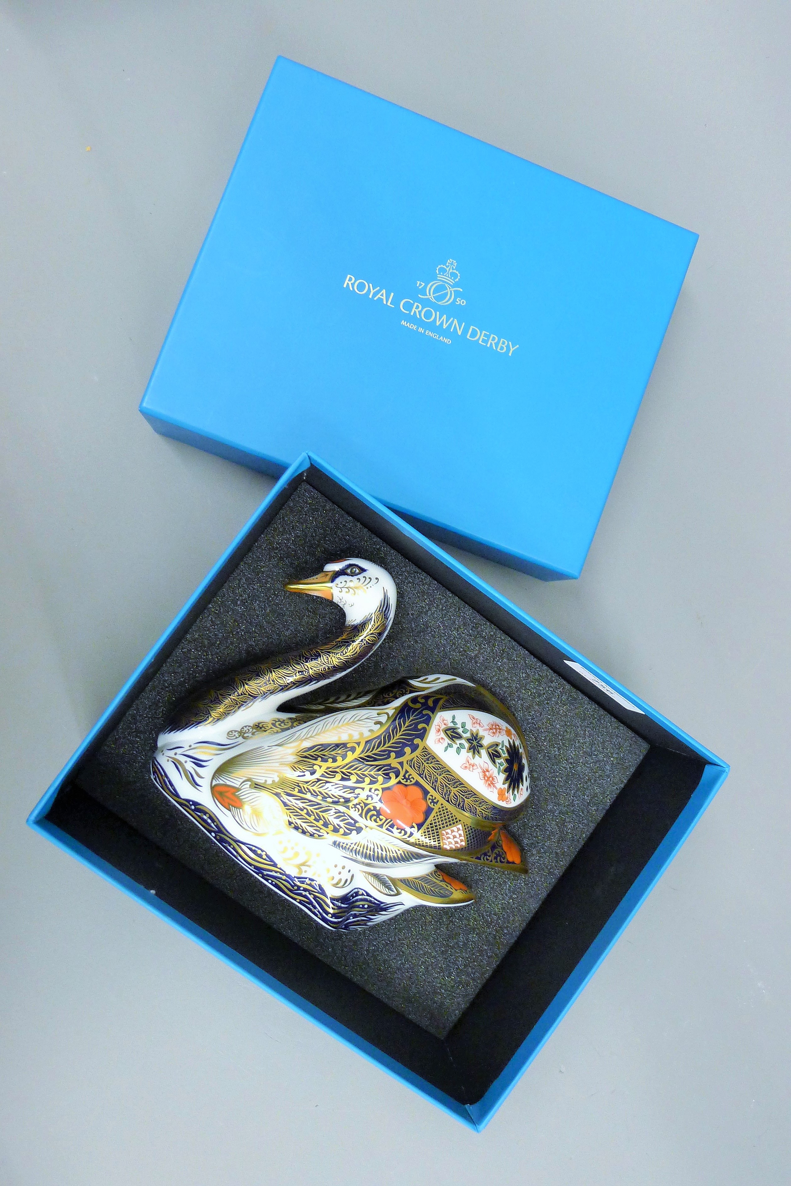 A boxed Royal Crown Derby Old Imari Solid Gold Band Swan paperweight. - Image 5 of 5