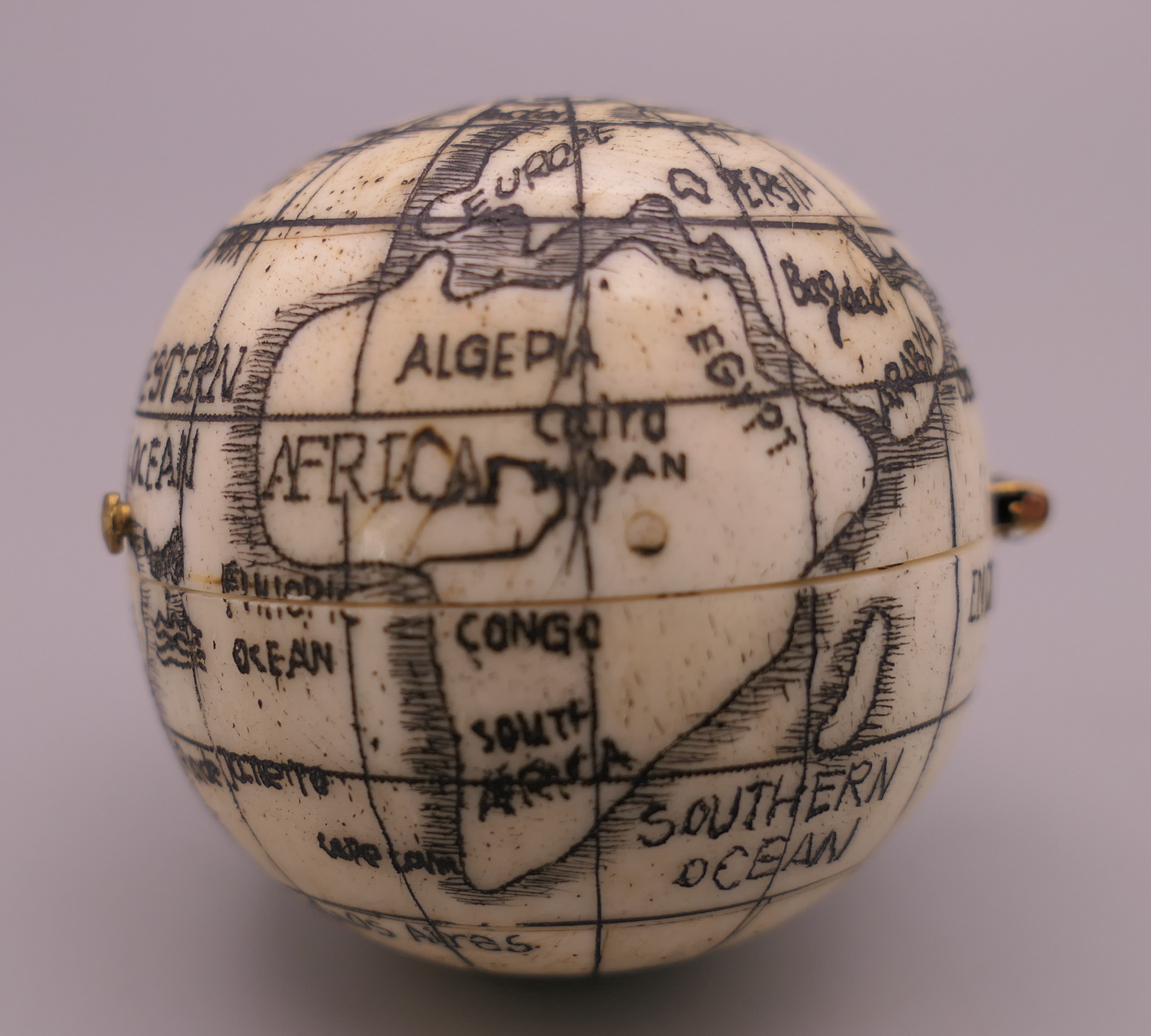 A bone globe compass. 4 cm high. - Image 2 of 5