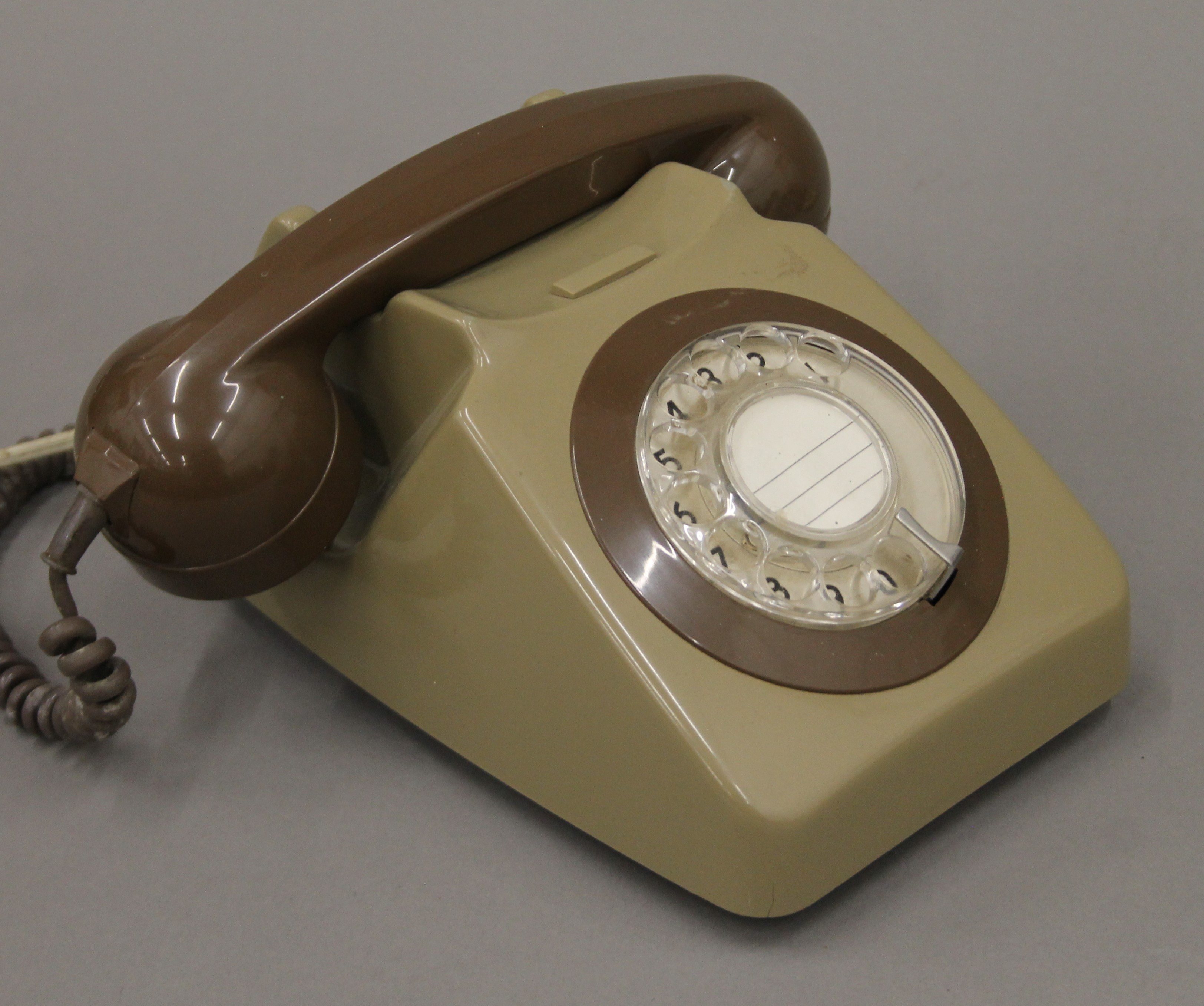 A box of vintage telephones. - Image 6 of 6
