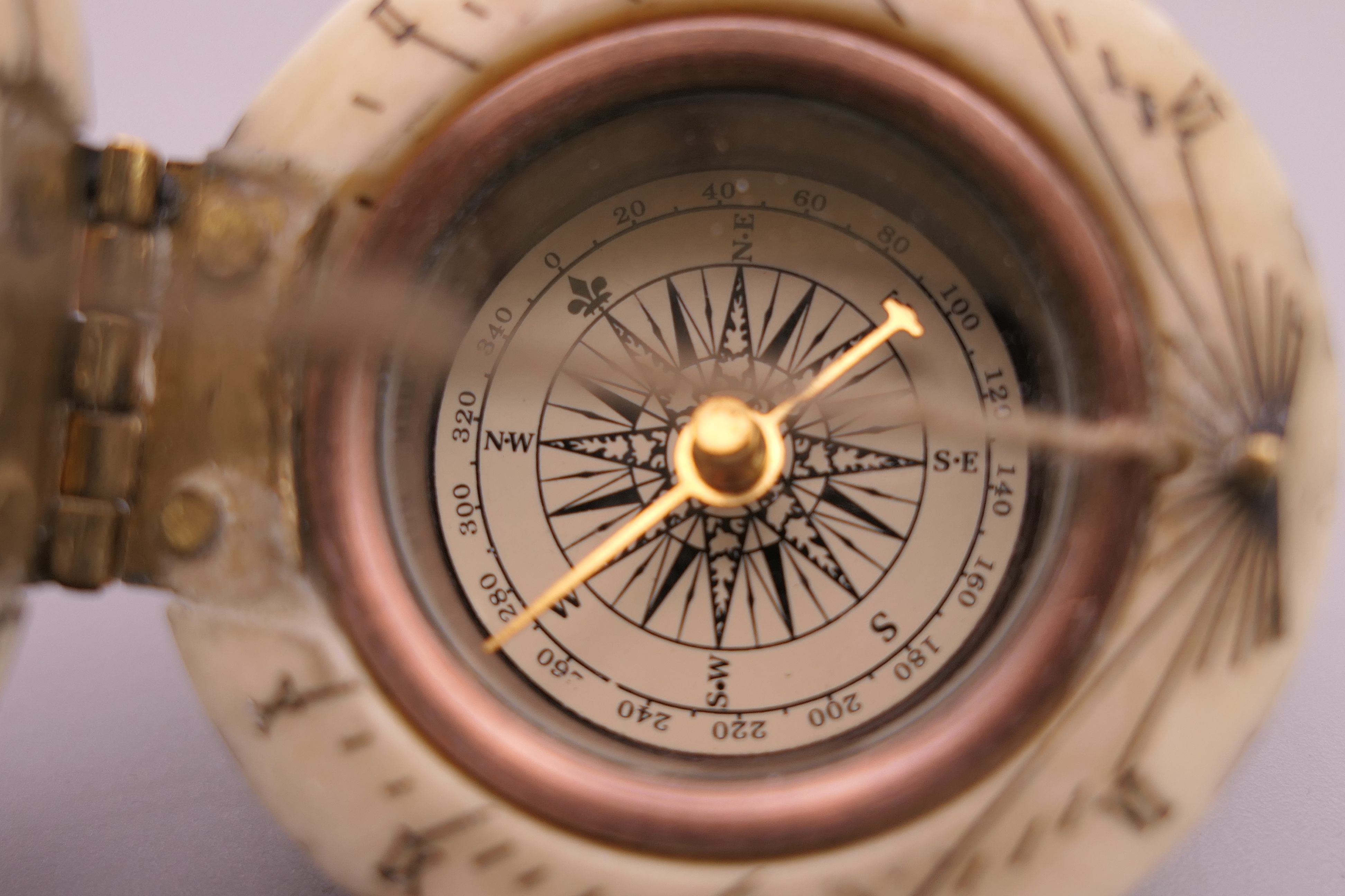 A bone globe compass. 4 cm high. - Image 5 of 5