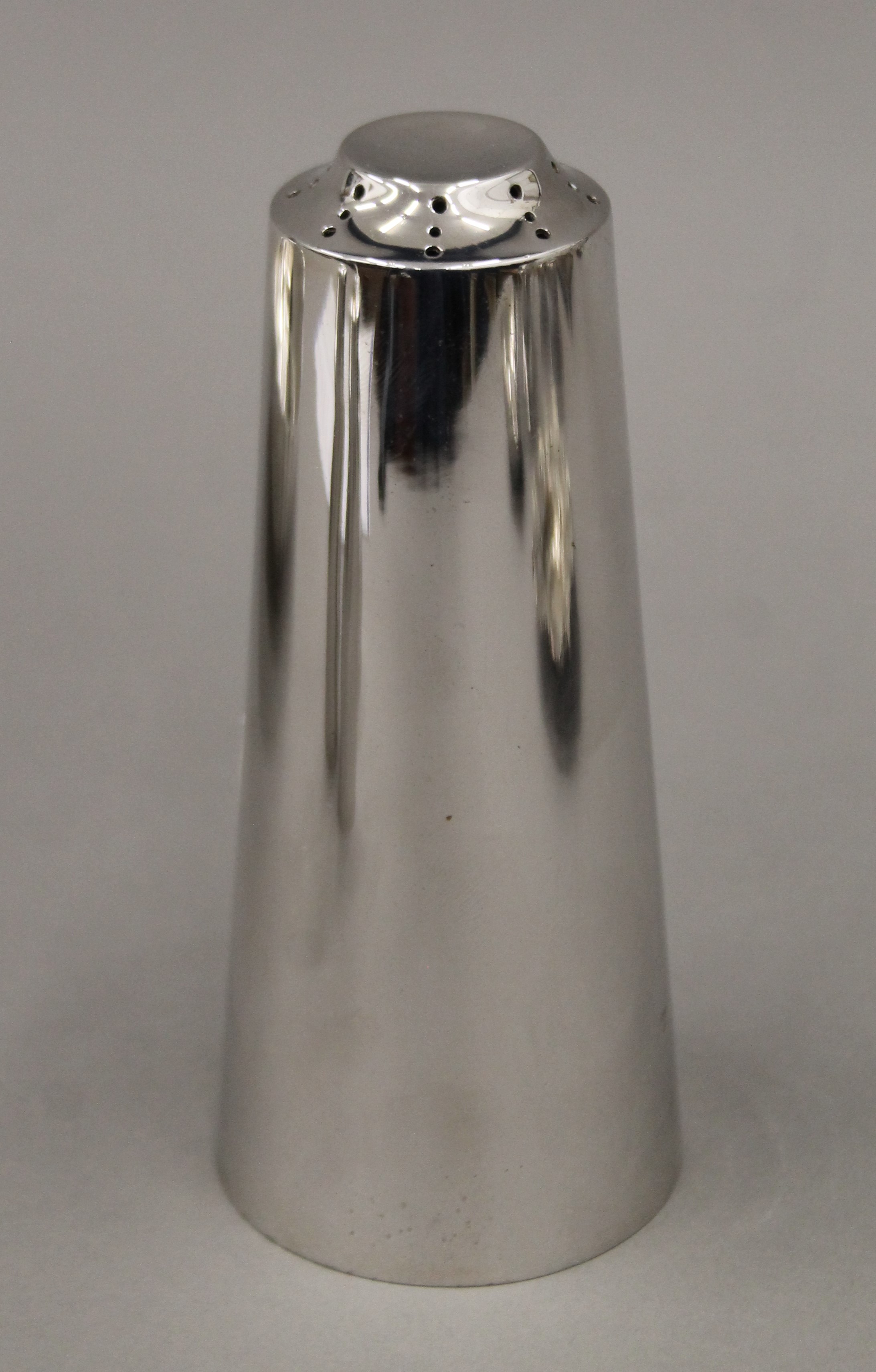 A Contemporary silver cruet set. The largest 14 cm high. 474.1 grammes. - Image 2 of 5