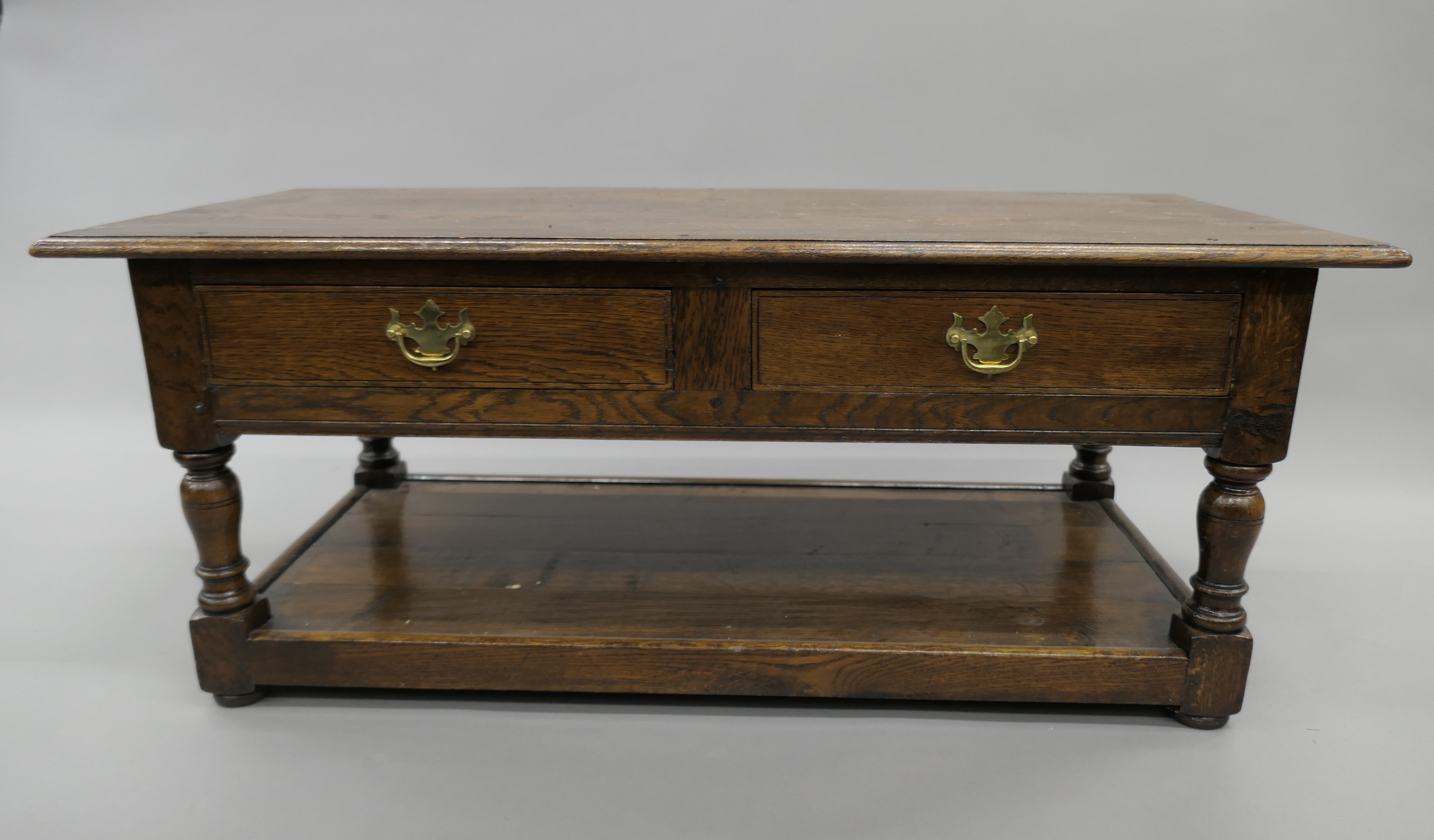 A modern oak two-drawer coffee table. 112 cm long, 55 cm deep, 46 cm high. - Image 3 of 7