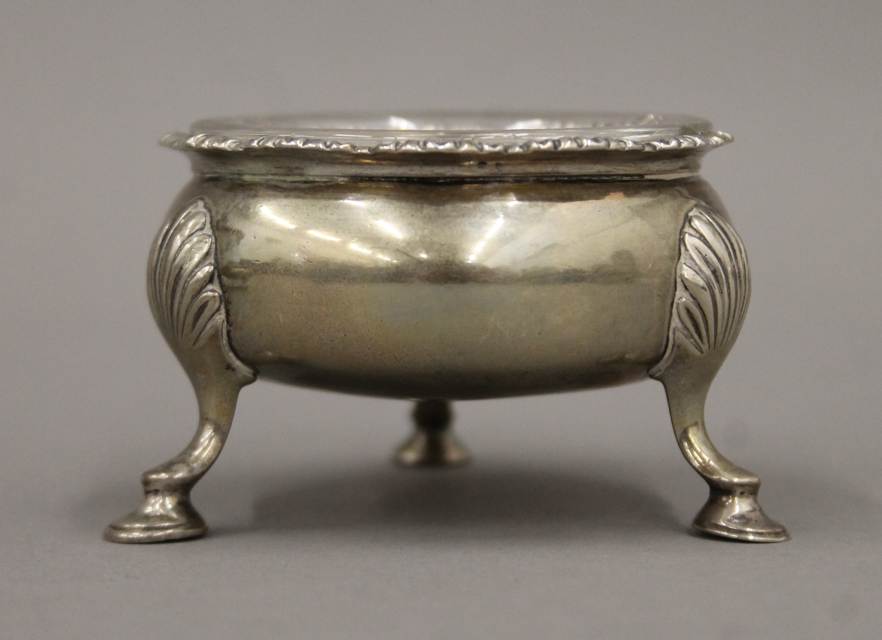 A pair of Georgian silver salts. 6.5 cm diameter. 160.4 grammes. - Image 3 of 5