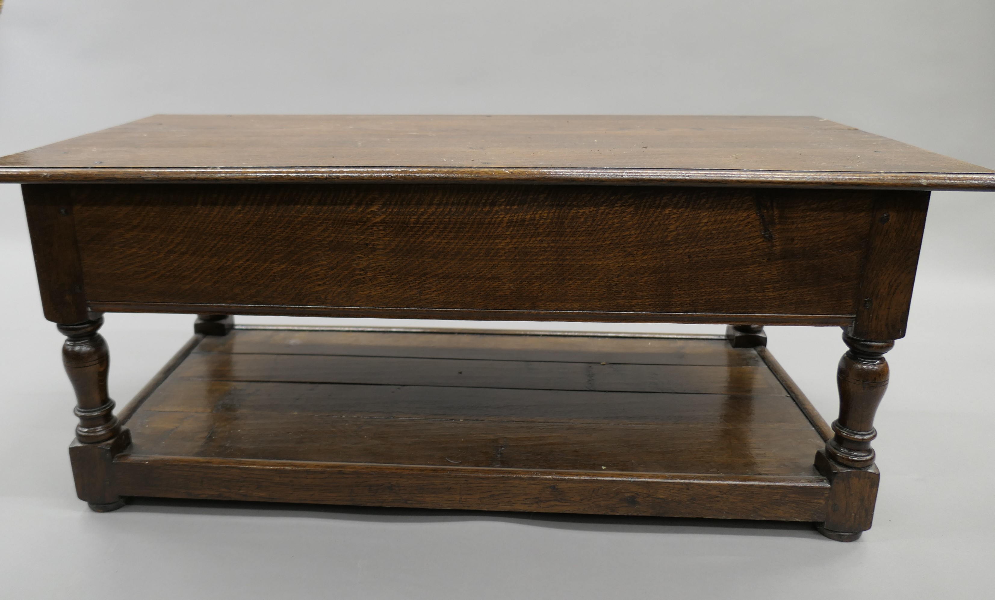 A modern oak two-drawer coffee table. 112 cm long, 55 cm deep, 46 cm high. - Image 7 of 7