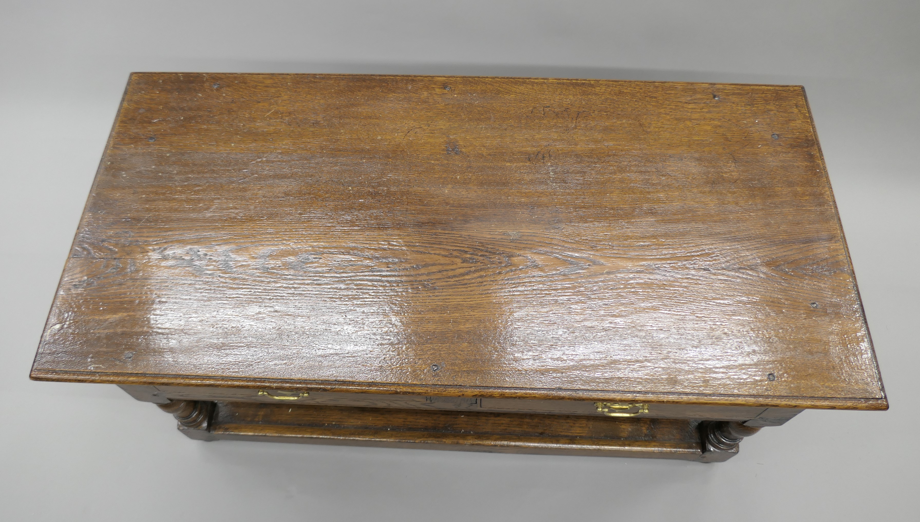 A modern oak two-drawer coffee table. 112 cm long, 55 cm deep, 46 cm high. - Image 2 of 7