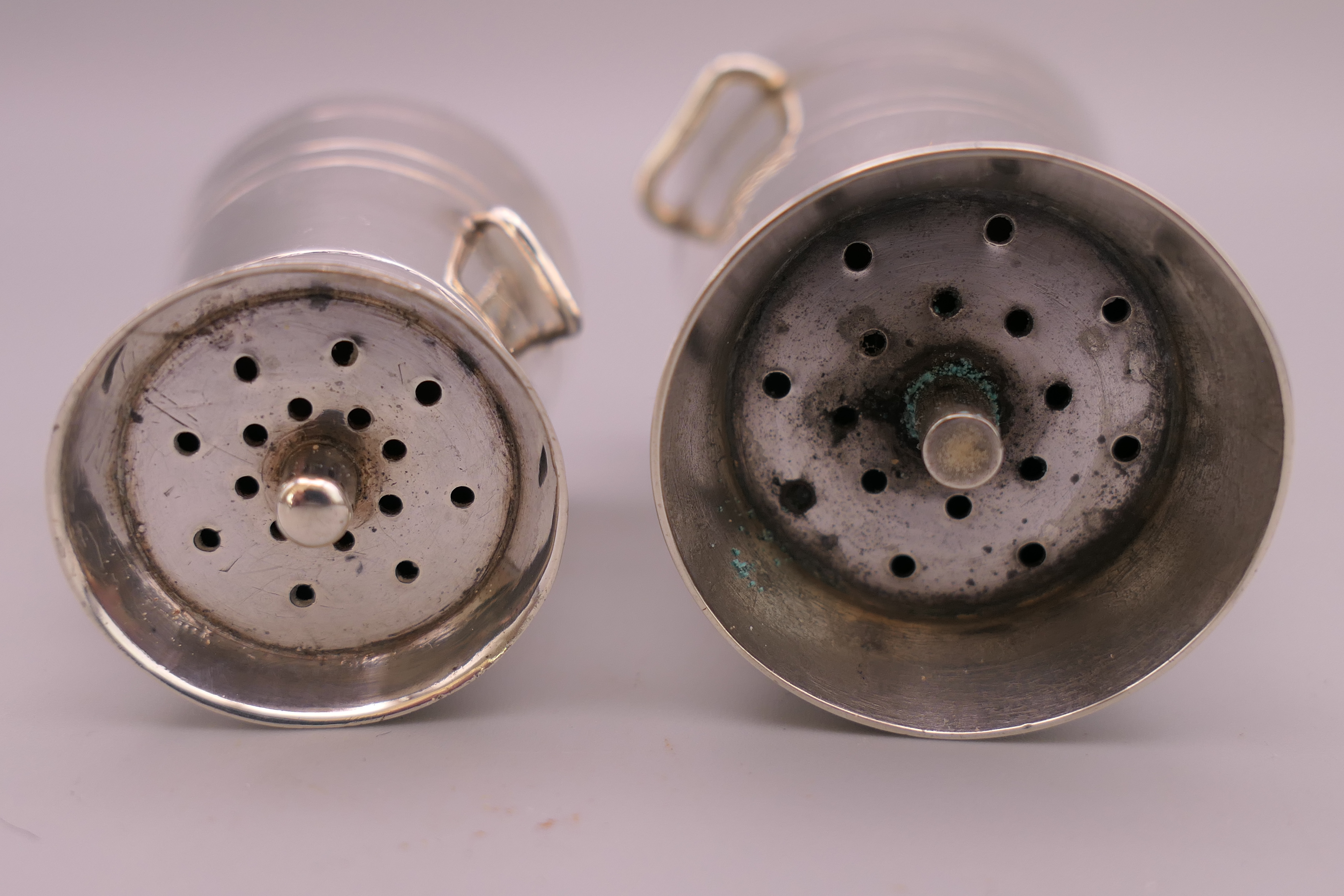 Two silver peppers formed as milk churns. 6 cm high and 4 cm high. 62.8 grammes. - Image 2 of 5