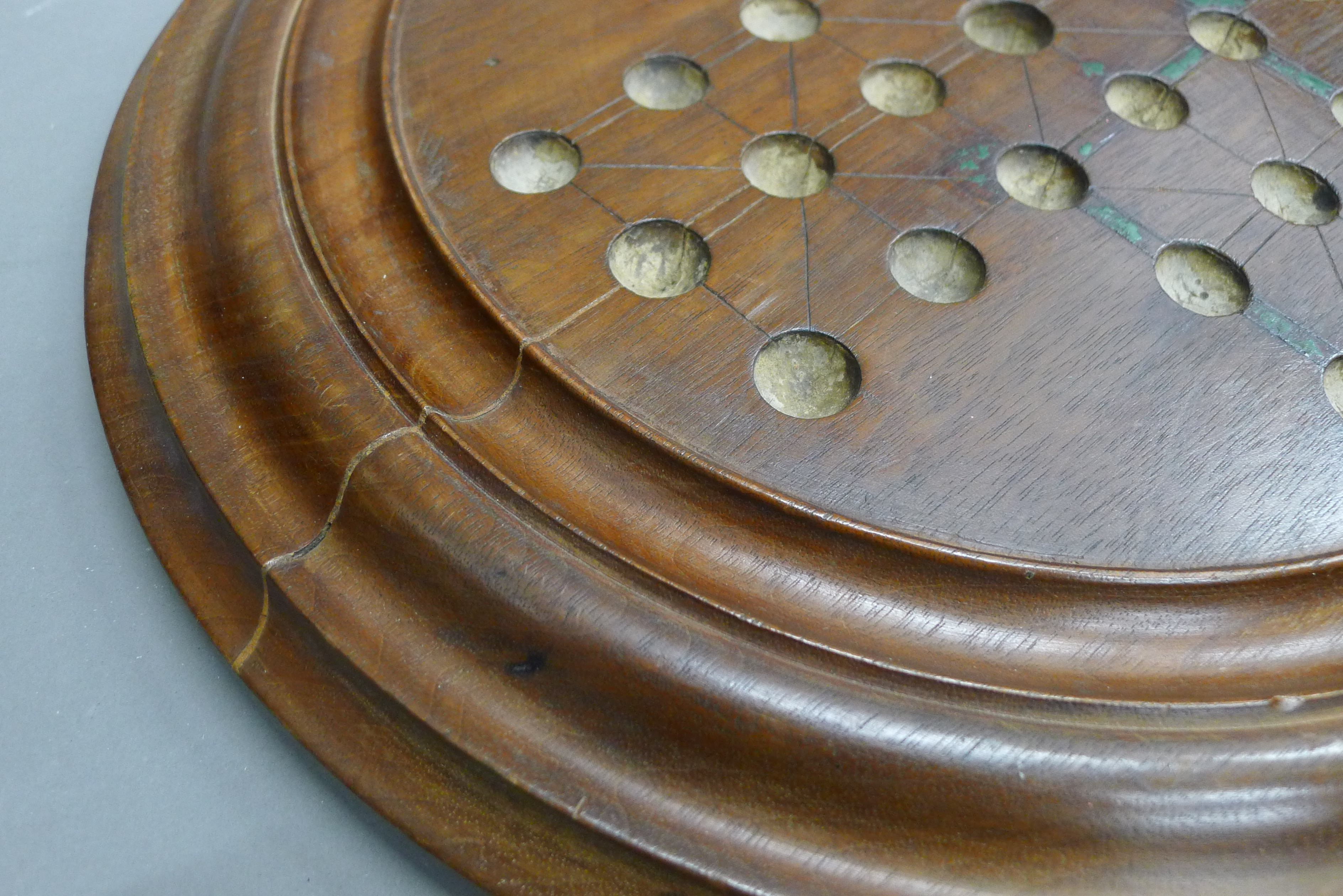 A Victorian mahogany solitaire board. 40 cm diameter. - Image 4 of 4