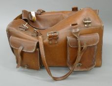 A leather travelling bag. 43 cm long.