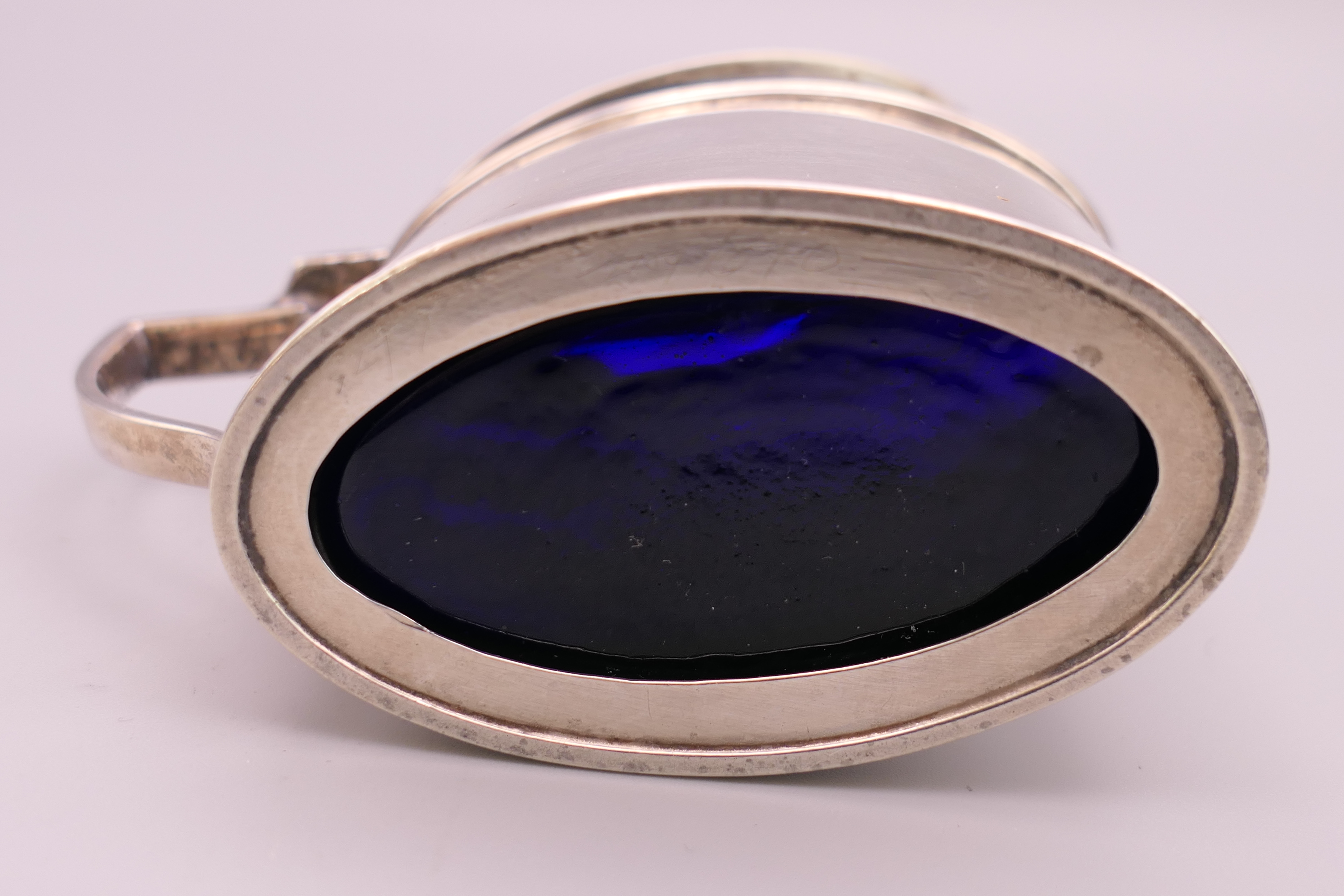 A silver oval mustard with blue glass liner. 6 cm high. 67.1 grammes. - Image 6 of 6