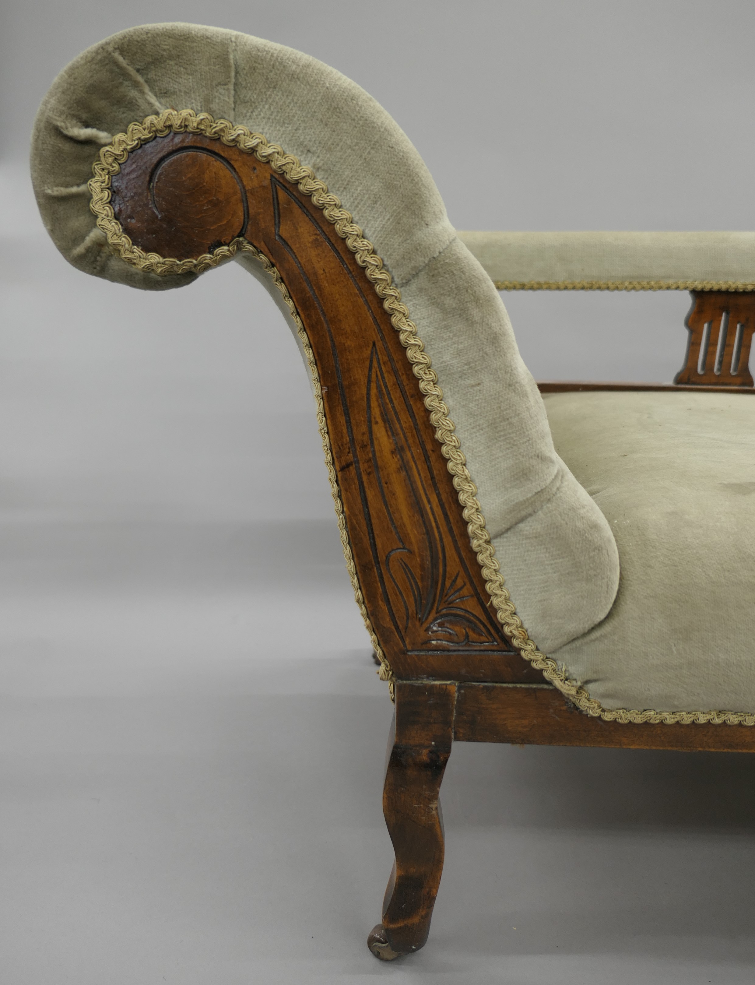 A Victorian upholstered chaise lounge. Approximately 170 cm long. - Image 2 of 4
