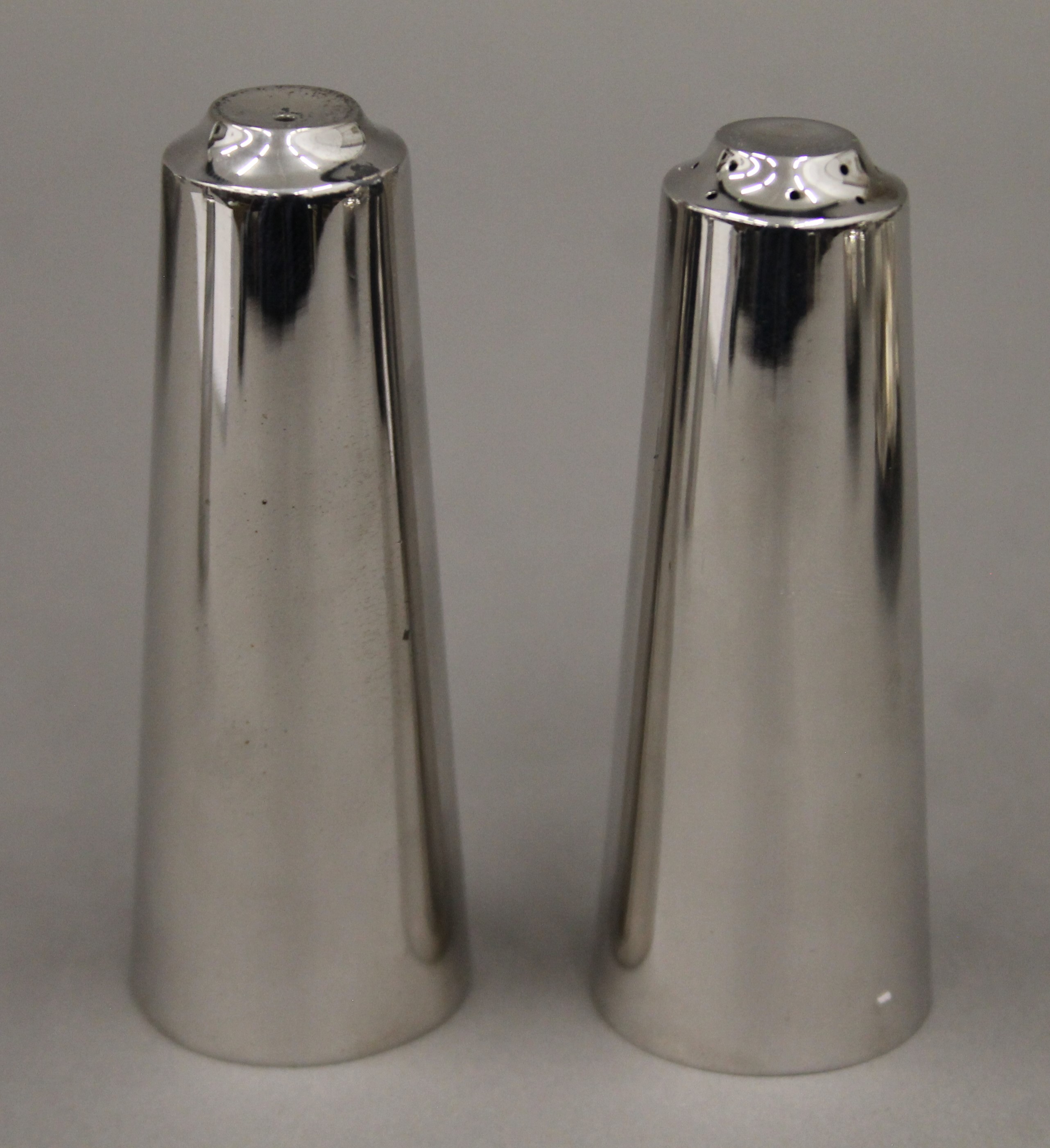 A Contemporary silver cruet set. The largest 14 cm high. 474.1 grammes. - Image 4 of 5