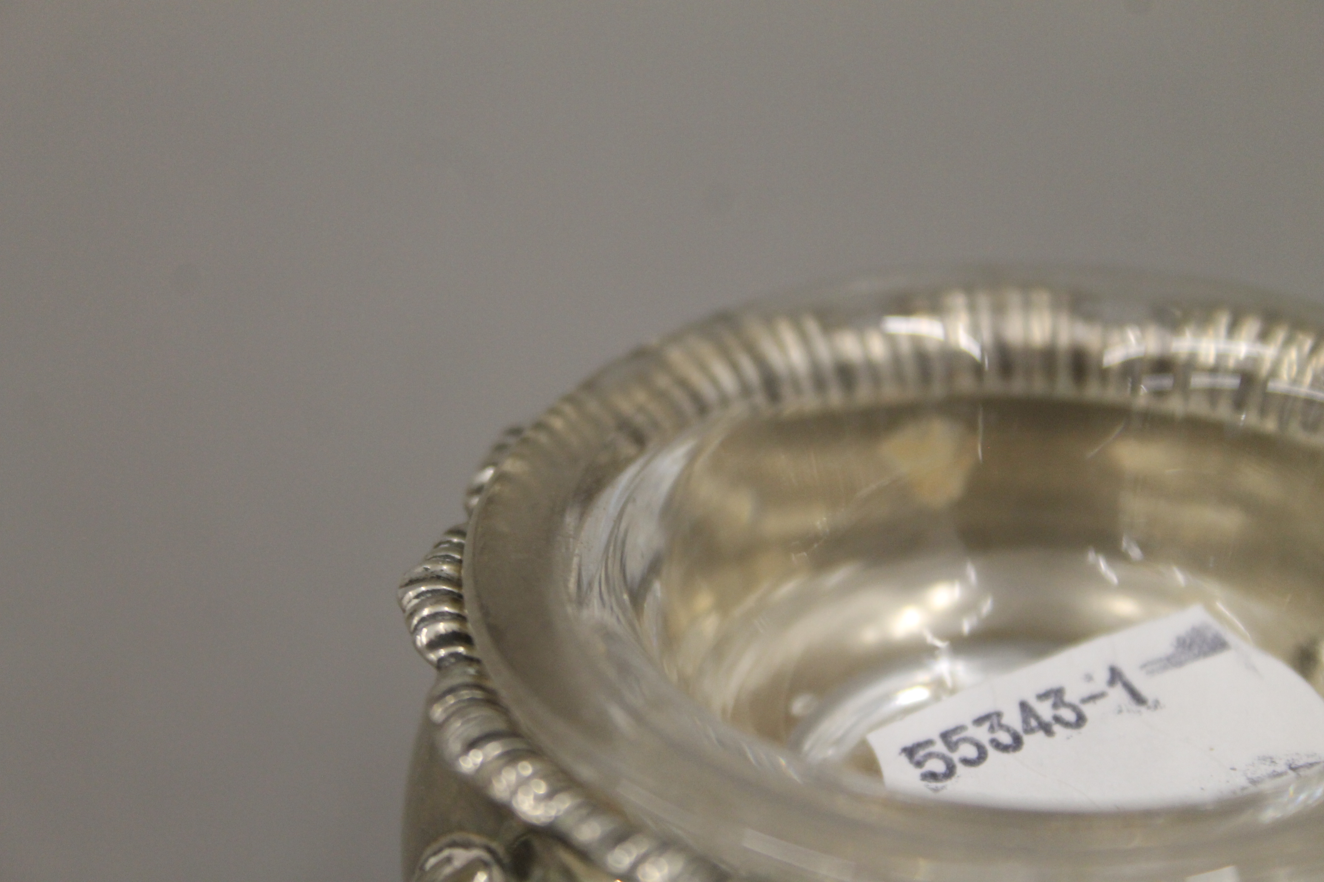 A pair of Georgian silver salts. 6.5 cm diameter. 160.4 grammes. - Image 4 of 5