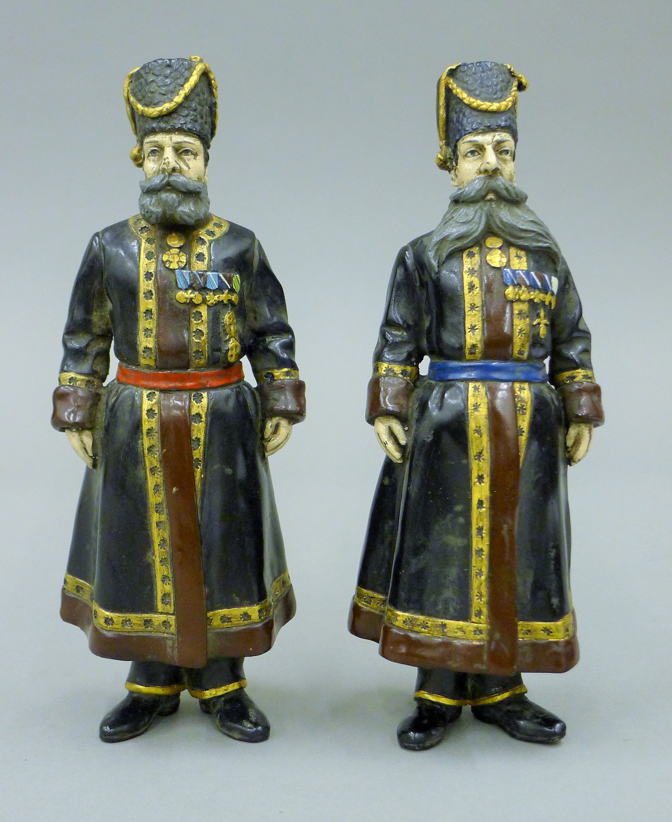 A pair of cold painted figures of Russian soldiers. 18 cm high.