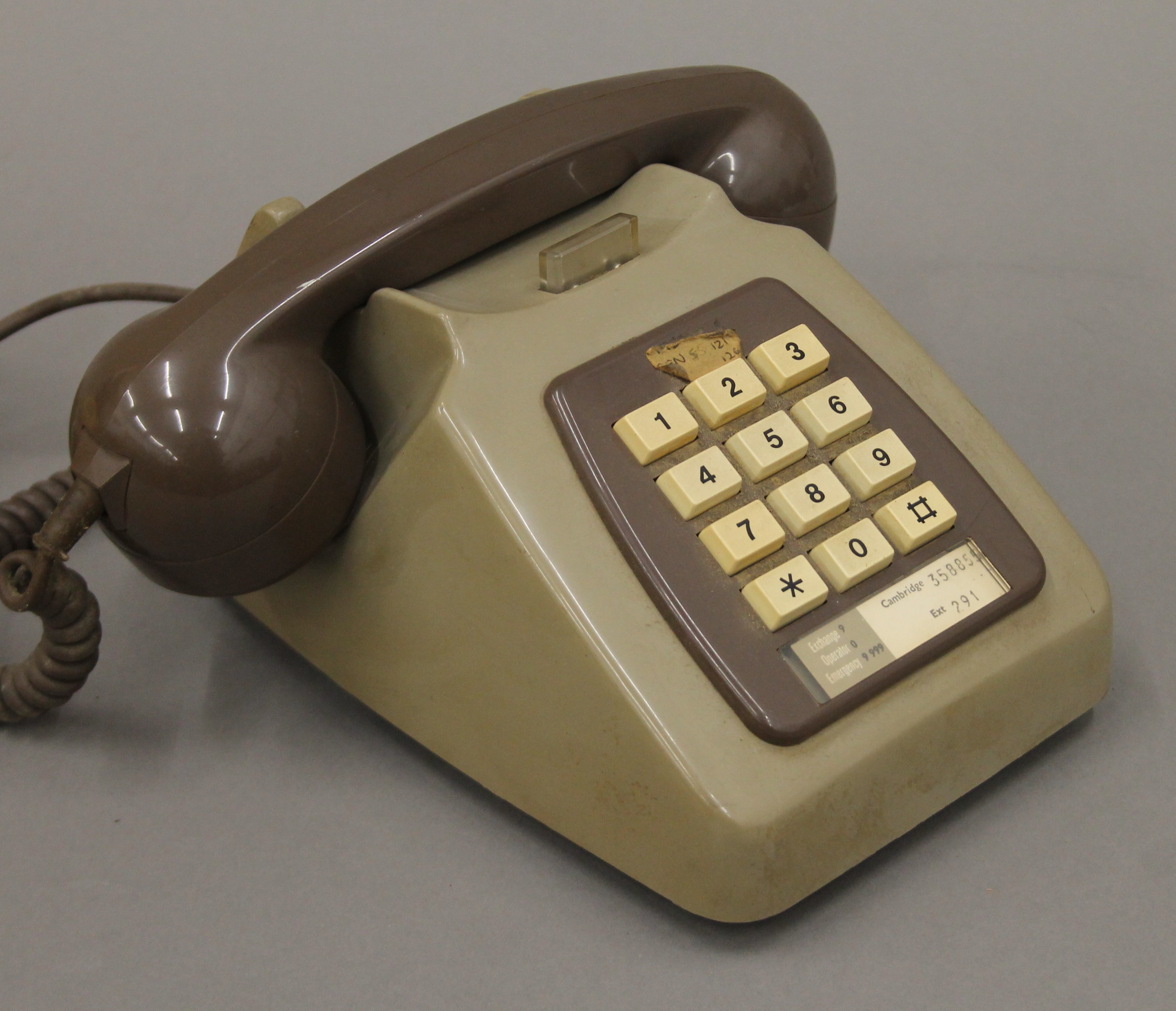 A box of vintage telephones. - Image 3 of 6