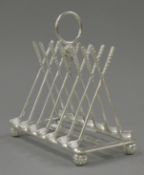 A silver plated toast rack formed as golf clubs. 15.5 cm long.