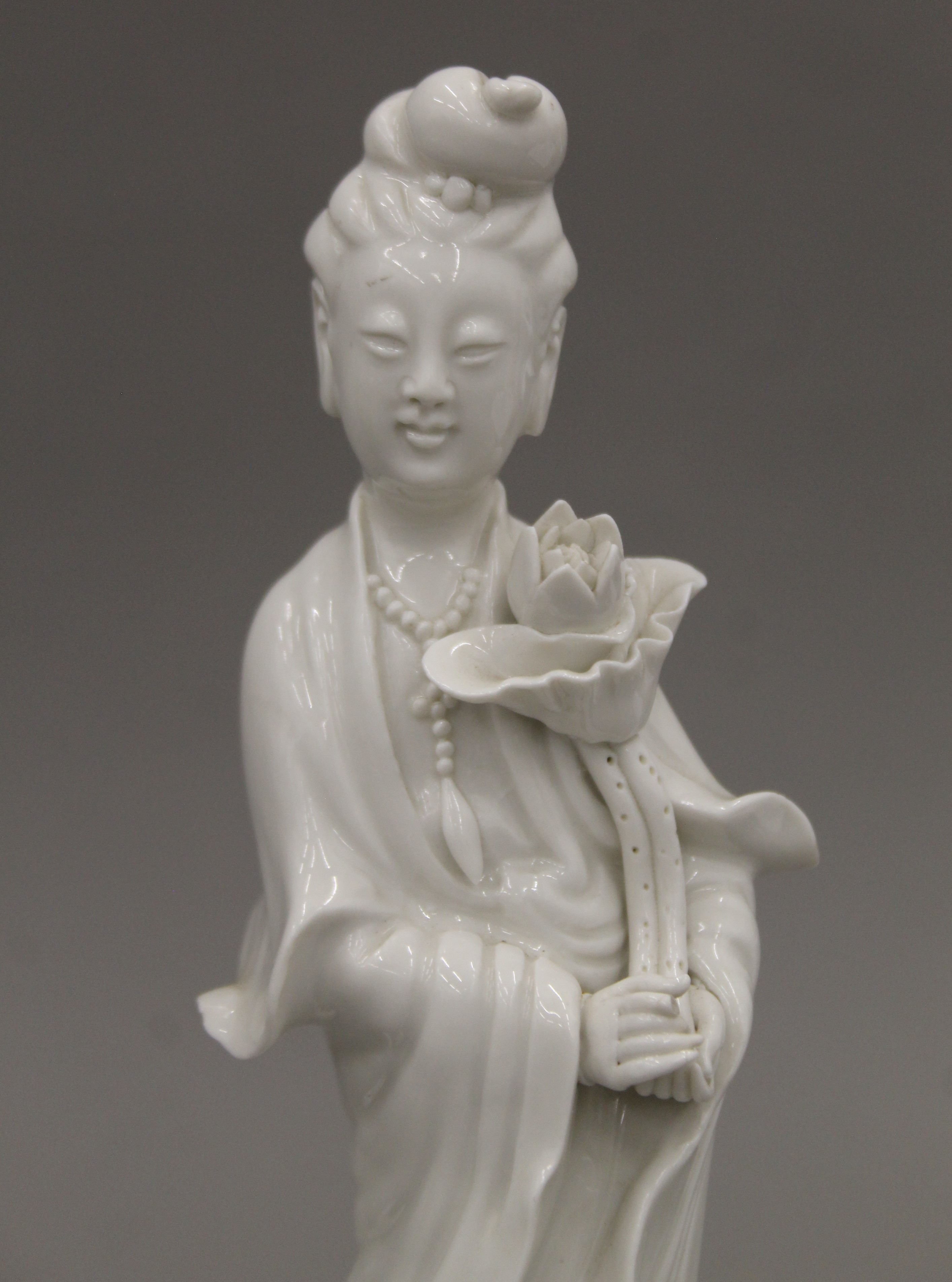 A Chinese vase and a blanc de chine model of Guanyin. The former 35 cm high. - Image 8 of 9