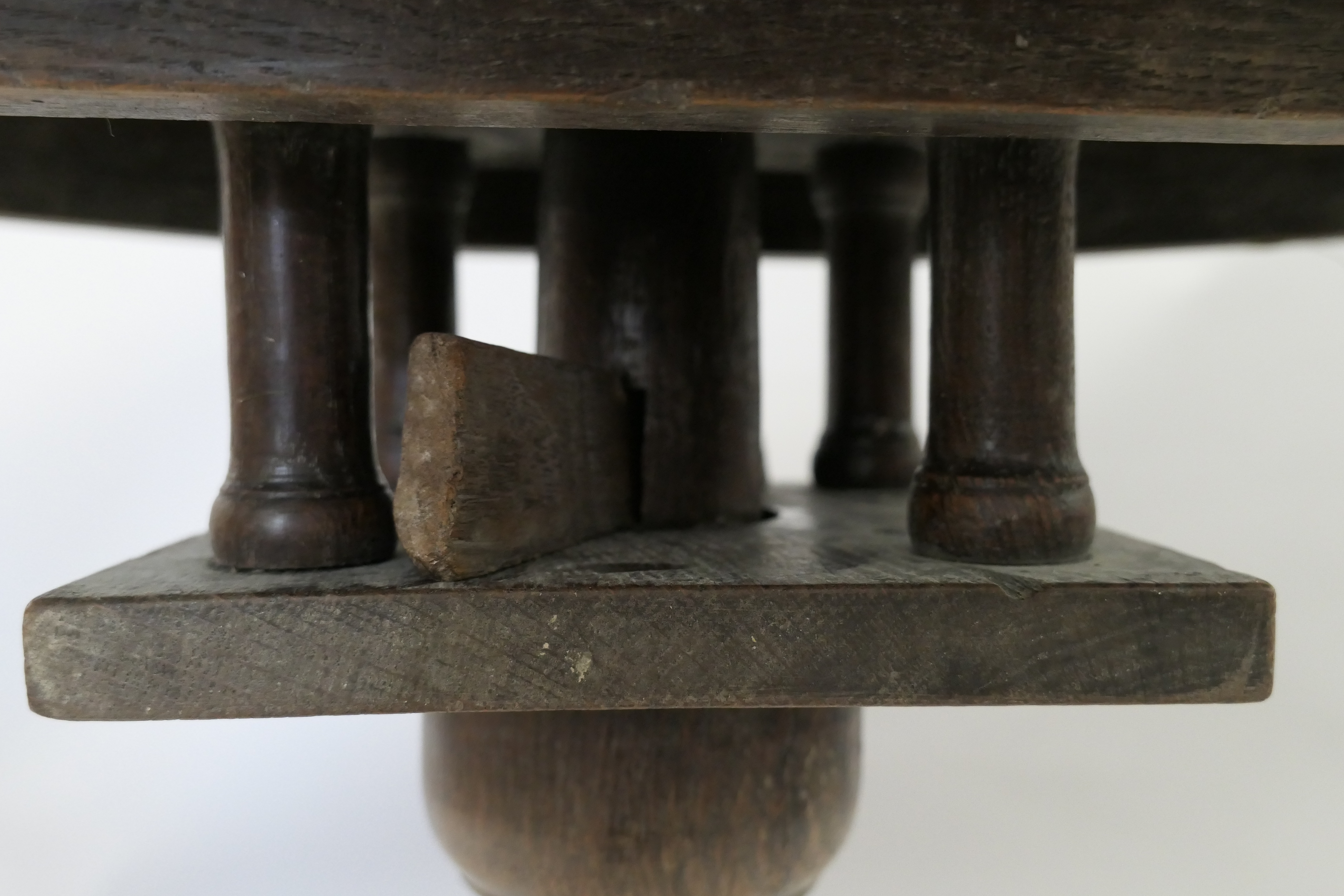 An early 18th century oak birdcage tripod table. 53 cm diameter. - Image 6 of 6