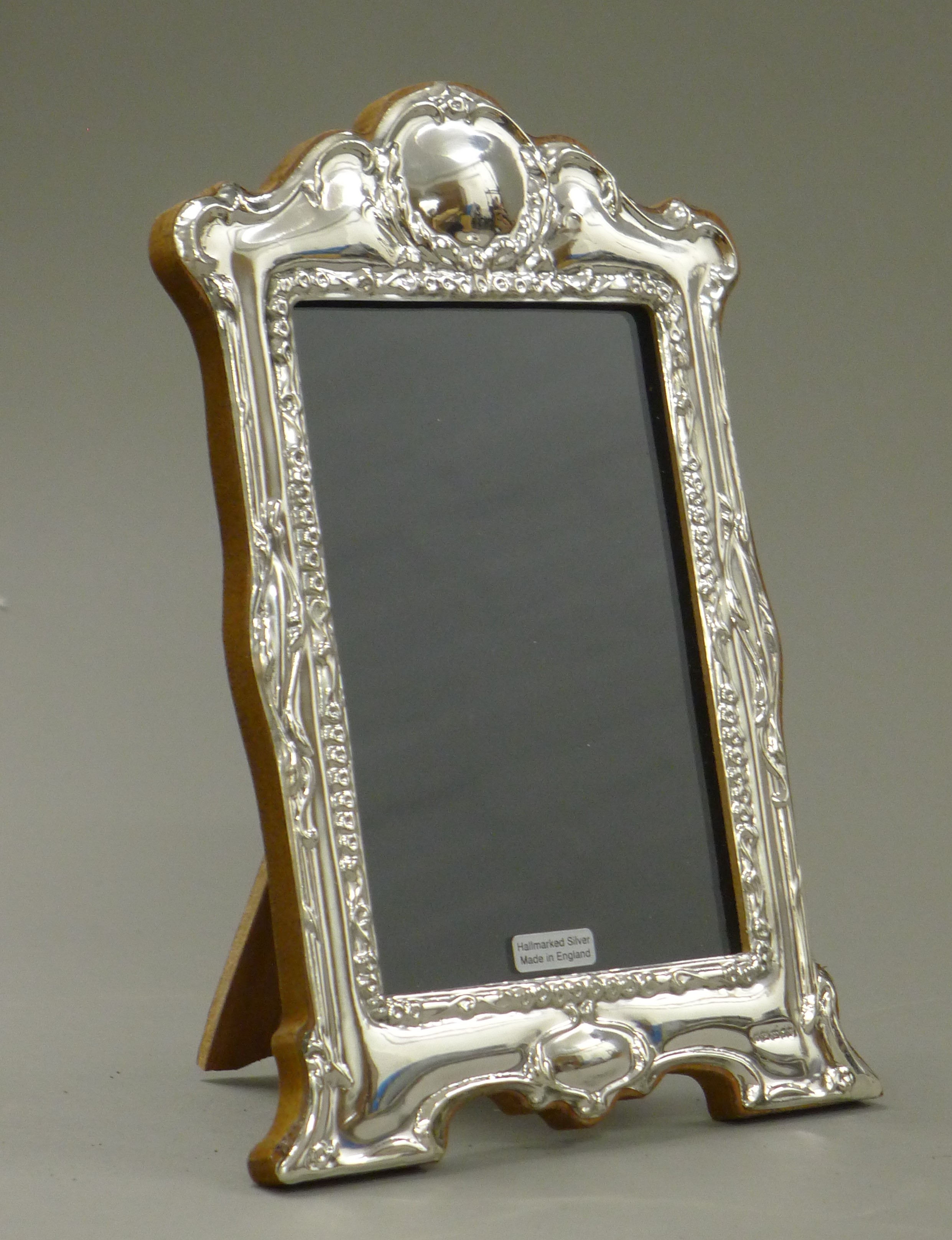 A pair of silver photograph frames. - Image 2 of 4
