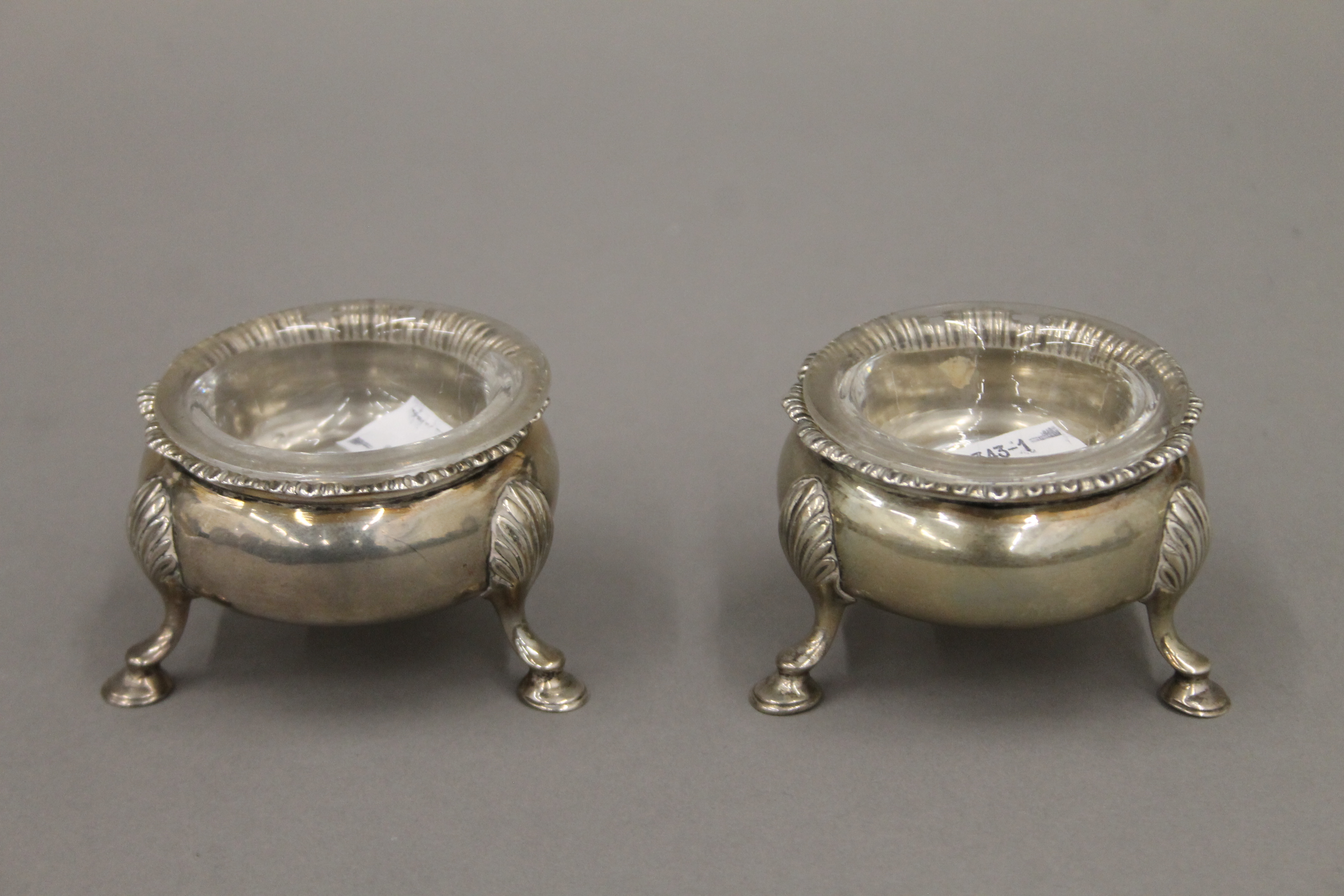 A pair of Georgian silver salts. 6.5 cm diameter. 160.4 grammes.