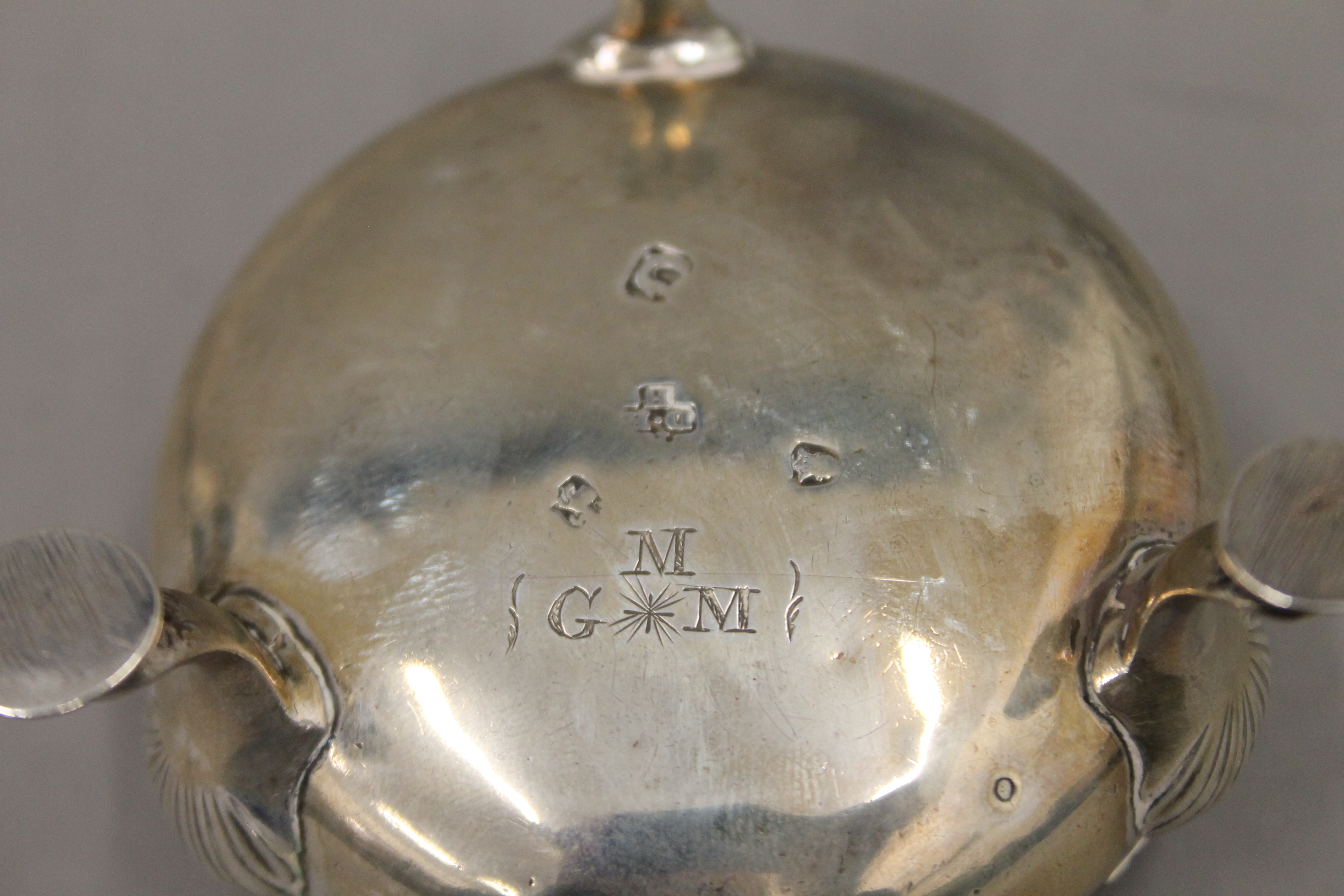 A pair of Georgian silver salts. 6.5 cm diameter. 160.4 grammes. - Image 5 of 5