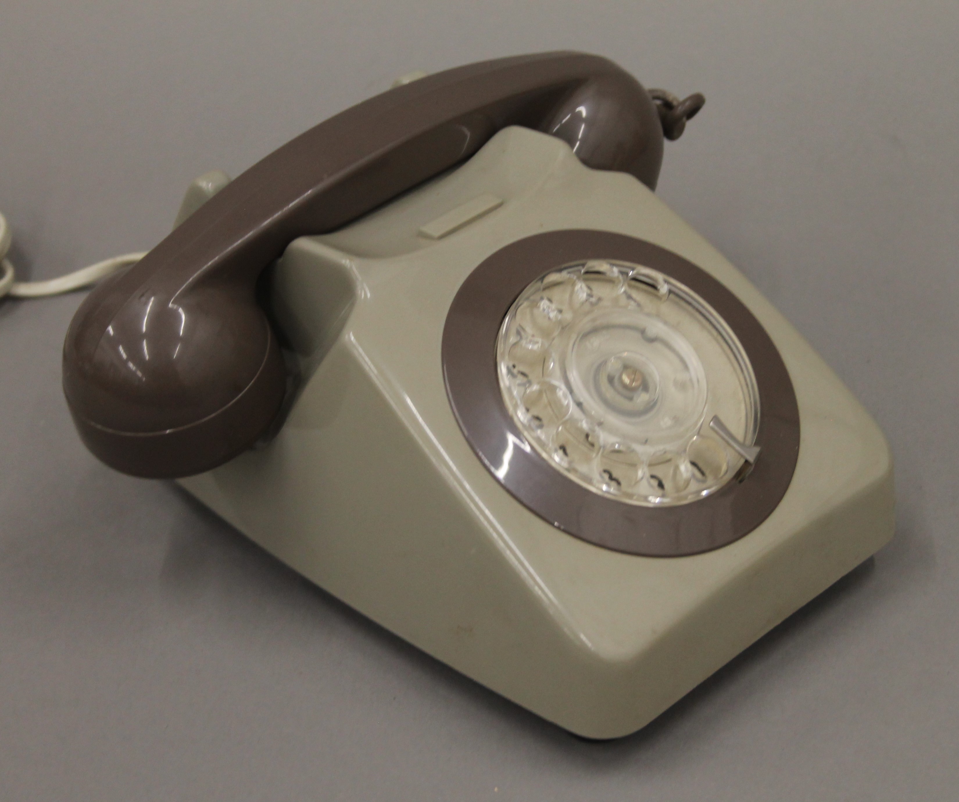 A box of vintage telephones. - Image 5 of 6