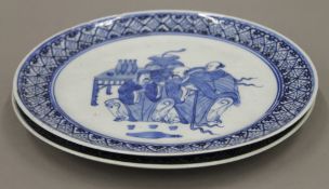 A pair of 18th/19th century Chinese blue and white porcelain plates. 23.5 cm diameter.