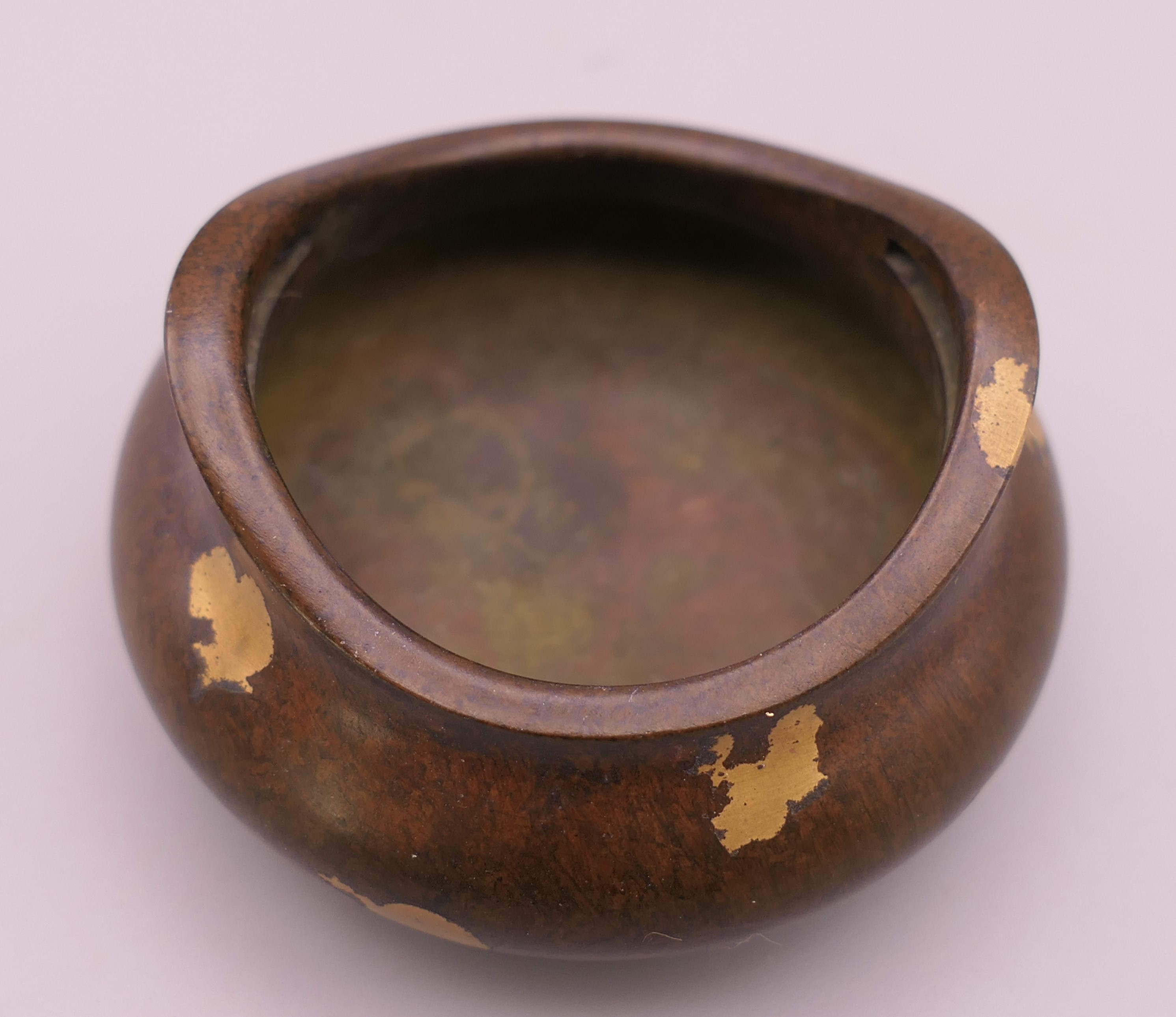 A small gold splash bronze censer. 4.75 cm diameter, 2.75 cm high. - Image 4 of 4