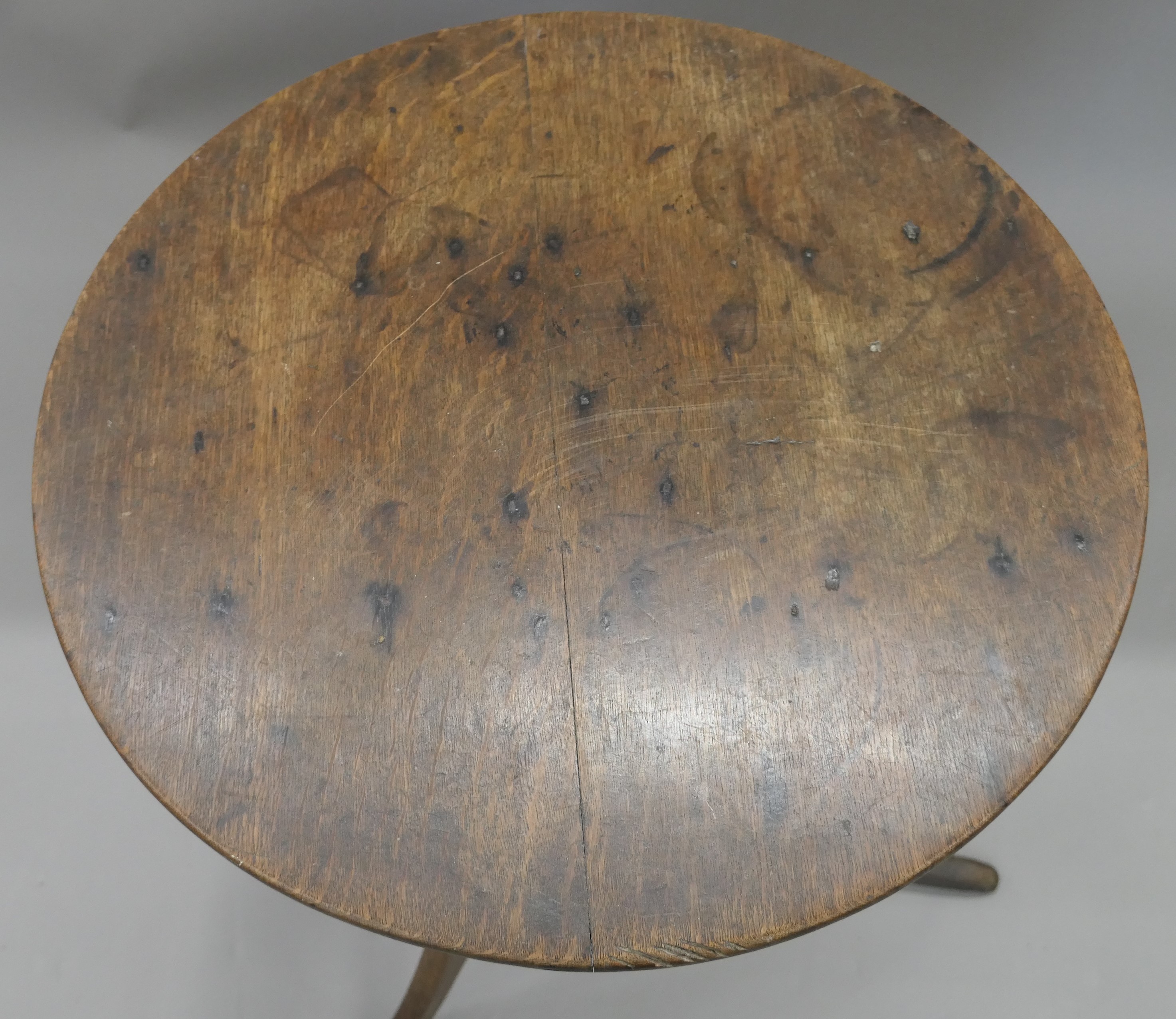 An early 18th century oak birdcage tripod table. 53 cm diameter. - Image 2 of 6