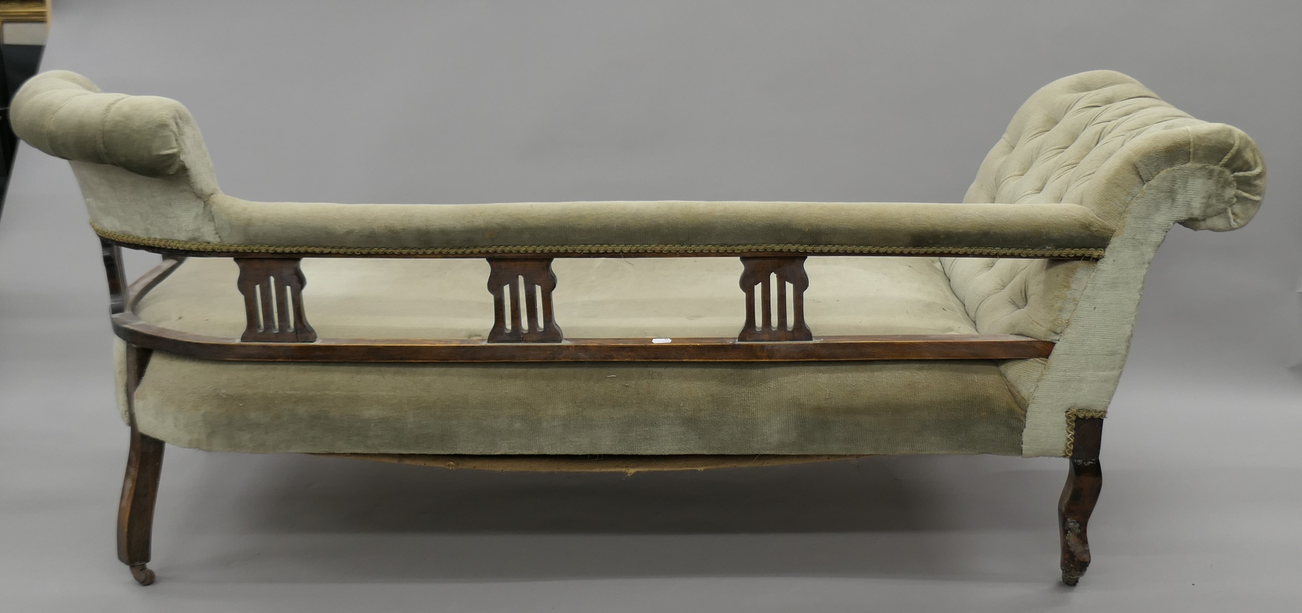 A Victorian upholstered chaise lounge. Approximately 170 cm long. - Image 4 of 4