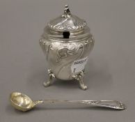 A French Art Nouveau silver mustard pot and spoon. 8.5 cm high. 105.1 grammes.