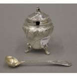 A French Art Nouveau silver mustard pot and spoon. 8.5 cm high. 105.1 grammes.