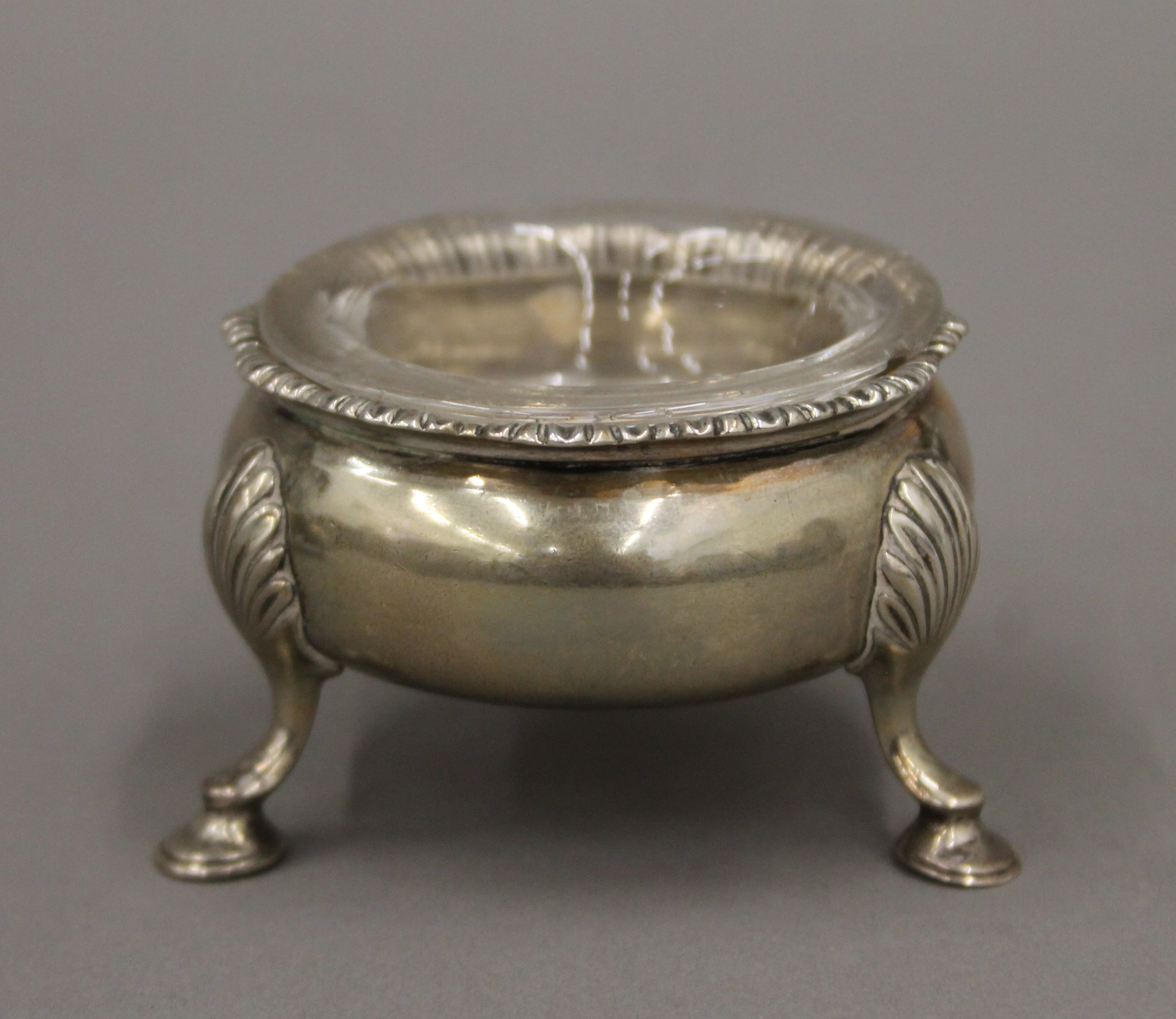 A pair of Georgian silver salts. 6.5 cm diameter. 160.4 grammes. - Image 2 of 5