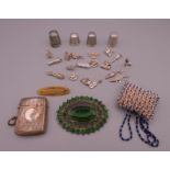 A small quantity of various jewellery including charms, brooches, silver vesta, thimbles, etc.