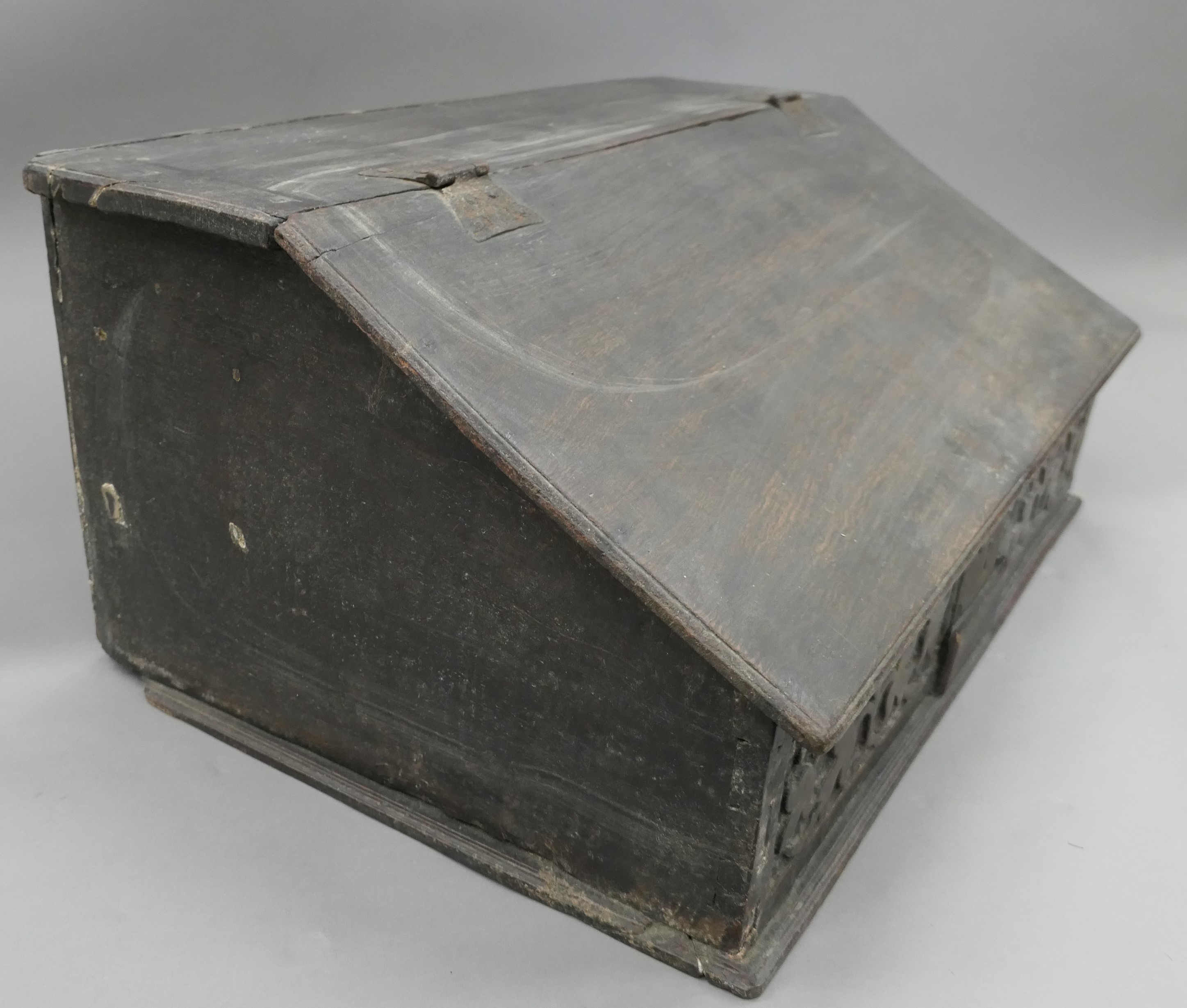 A 17th century oak bible box. 69 cm wide. - Image 9 of 11