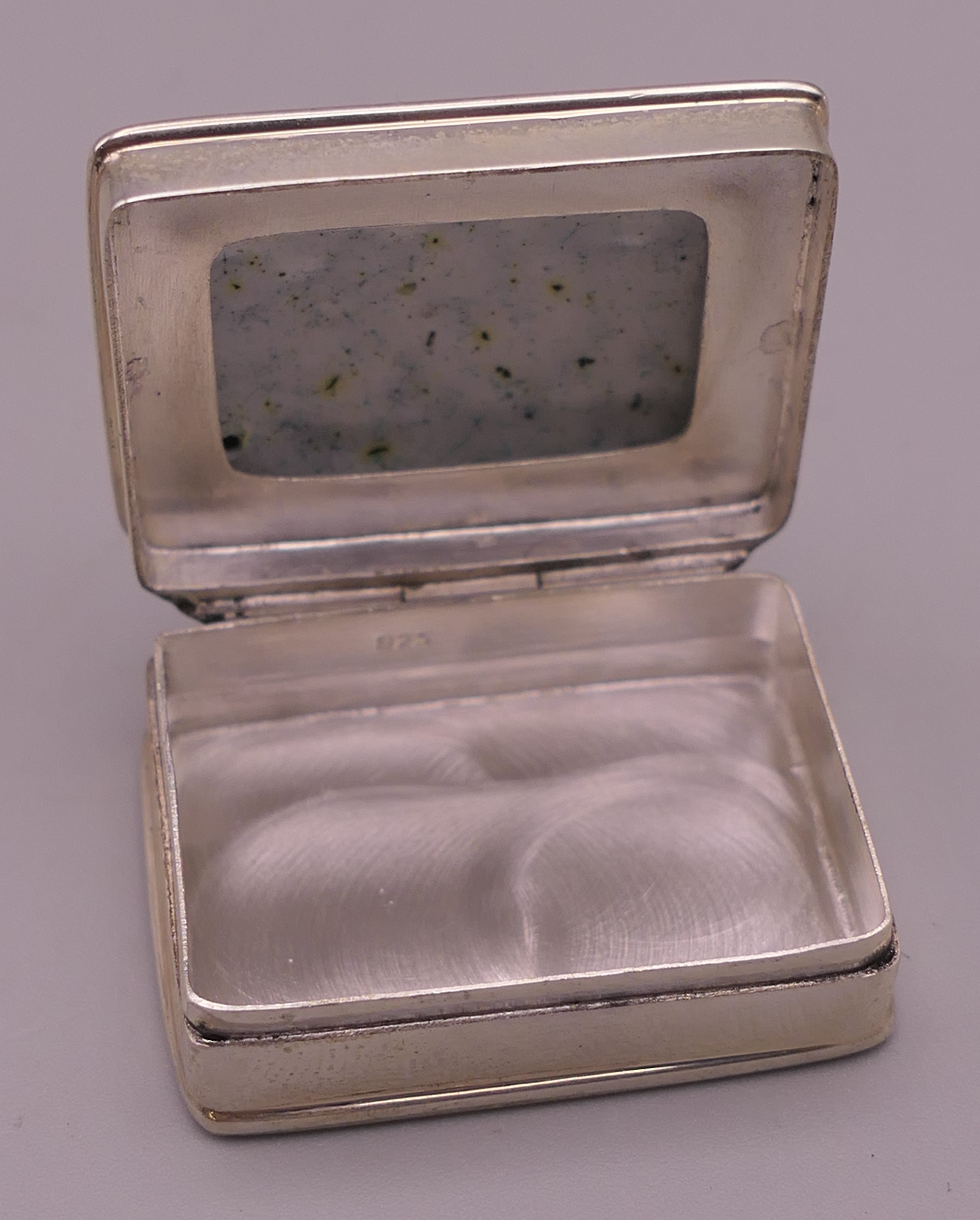 A silver pill box depicting a girl and her cat. 3 cm high. - Image 4 of 5