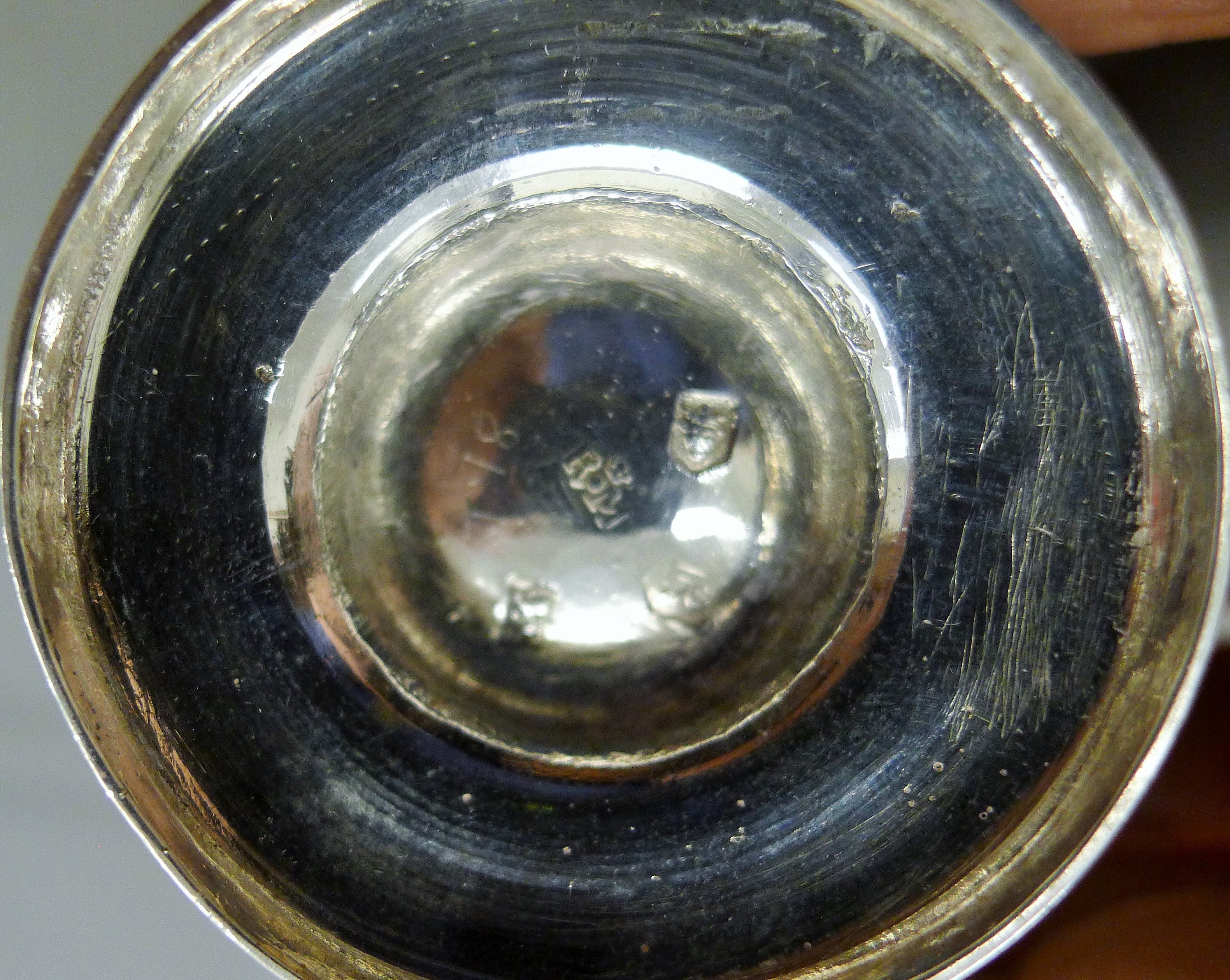 A Georgian silver pepper. 11.5 cm high. 156.4 grammes. - Image 5 of 5
