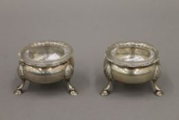 A pair of Georgian silver salts. 6.5 cm diameter. 160.4 grammes.