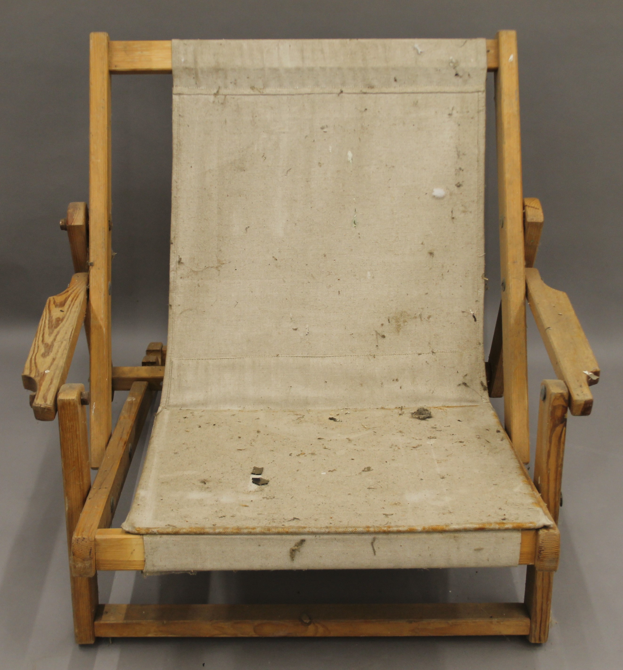 An oversized deck chair. 85 cm wide.