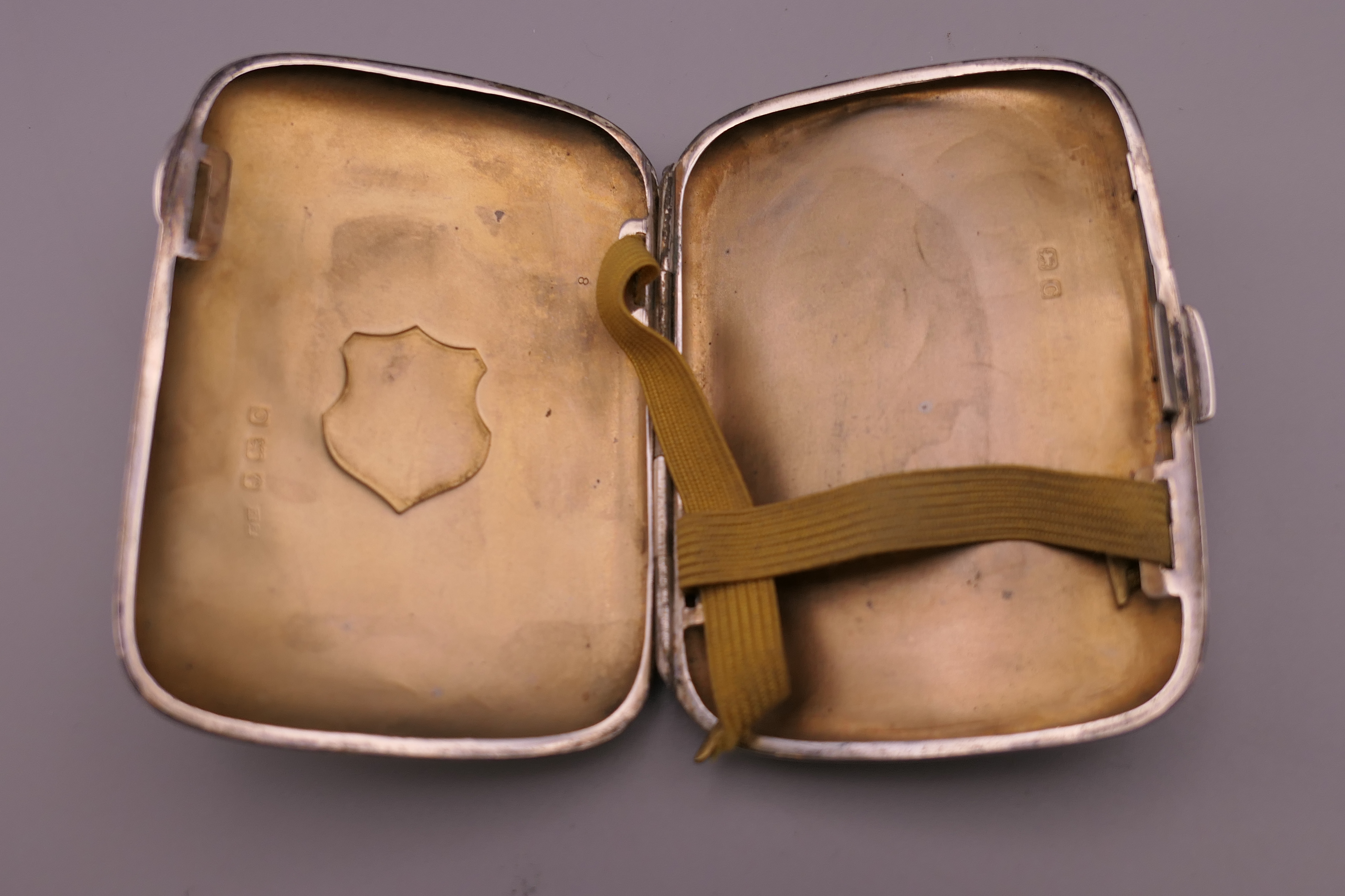 A silver cigarette case, three silver peppers and a silver ingot. The former 6 cm wide. 68. - Image 4 of 10