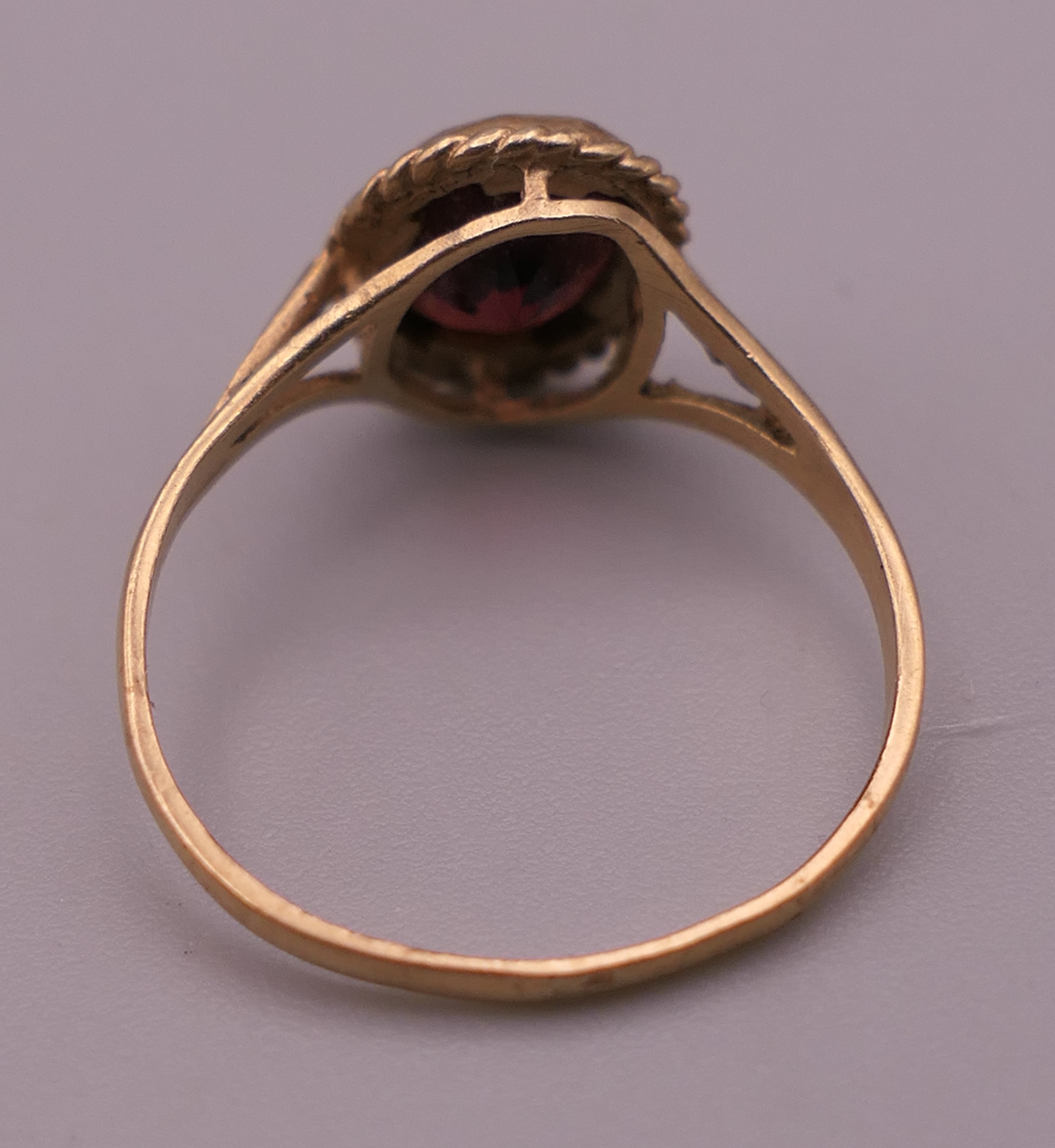 A 9 ct gold garnet ring. Ring size L/M. 1.5 grammes total weight. - Image 4 of 6