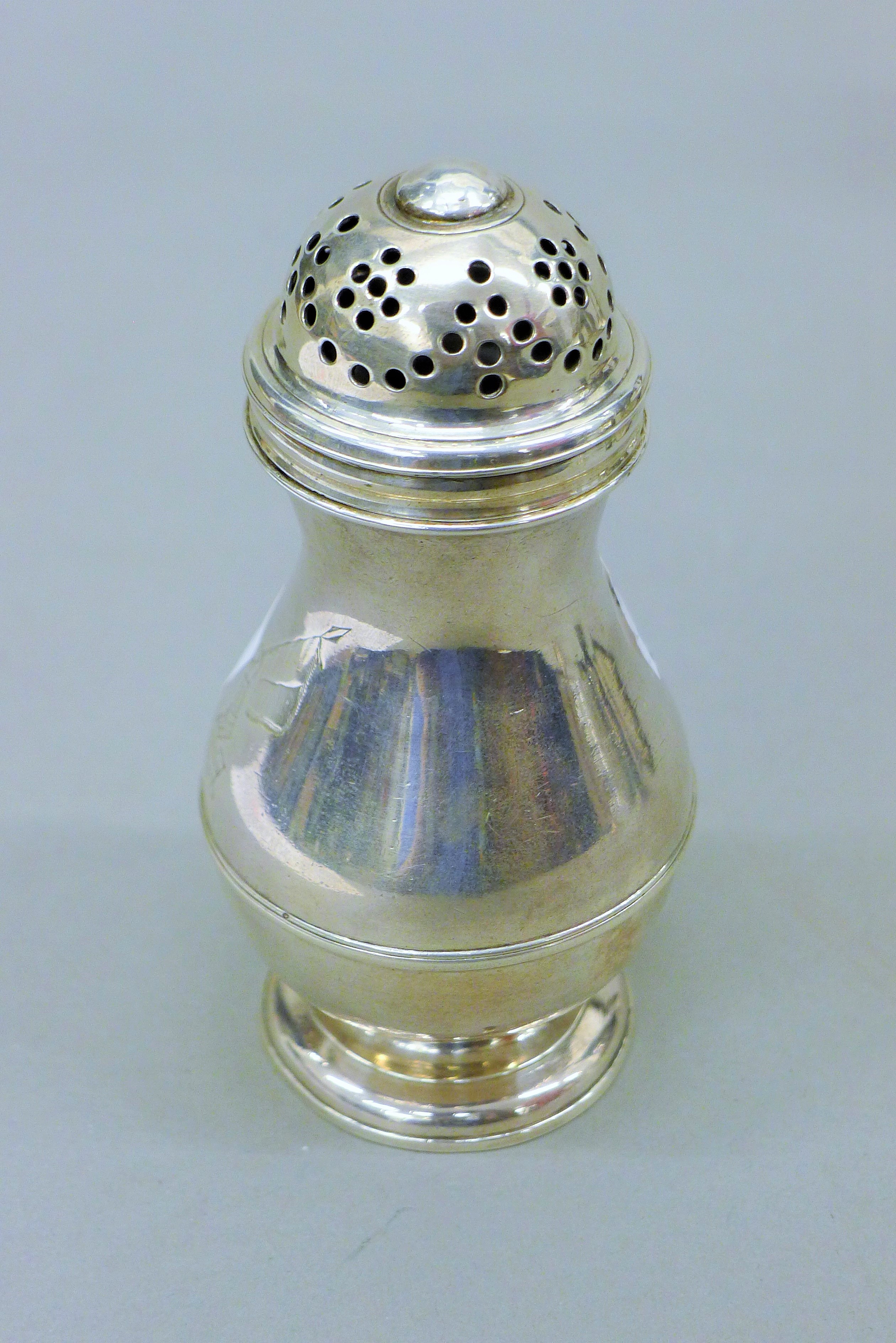 A Georgian silver pepper. 11.5 cm high. 156.4 grammes. - Image 3 of 5