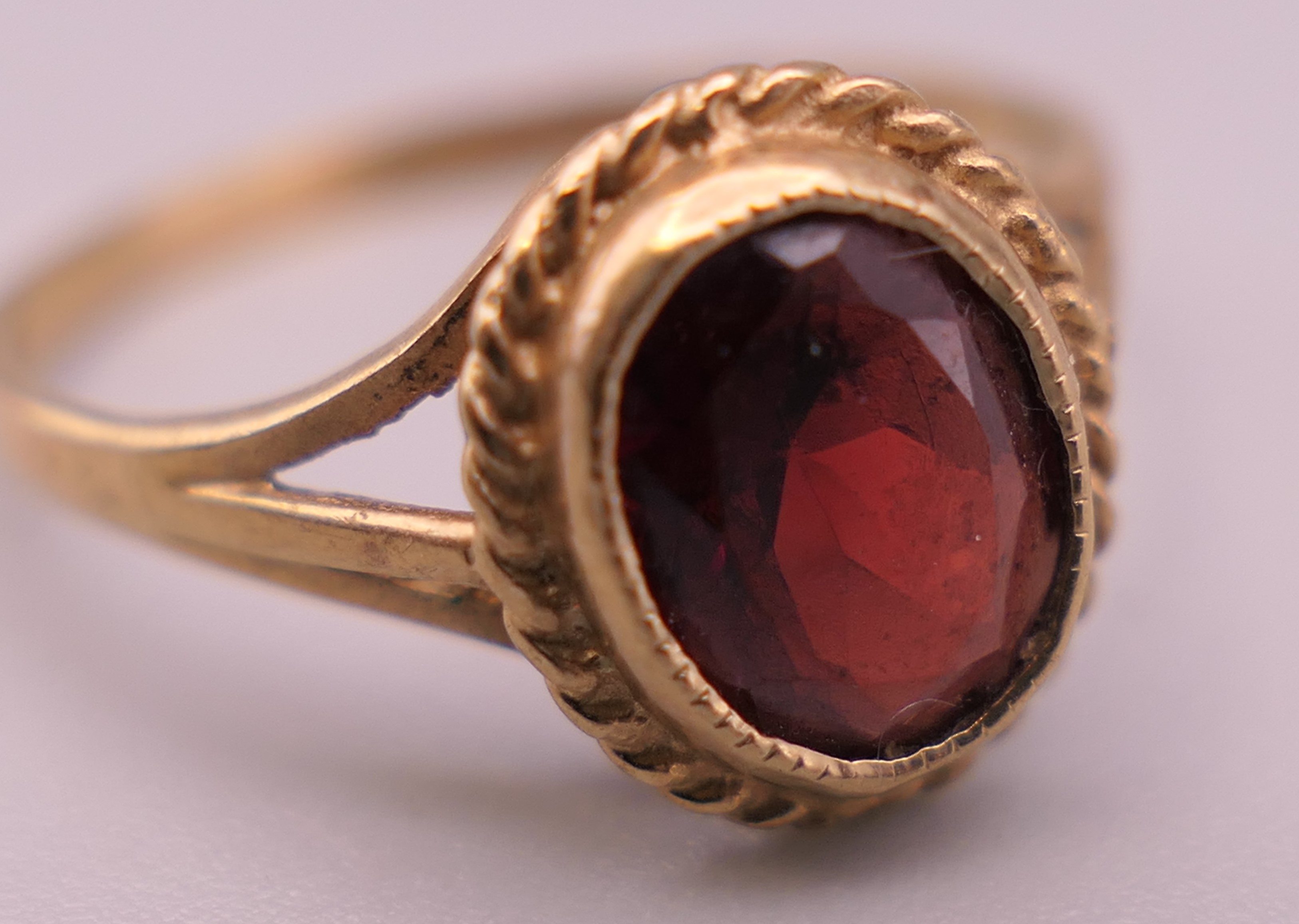 A 9 ct gold garnet ring. Ring size L/M. 1.5 grammes total weight. - Image 6 of 6
