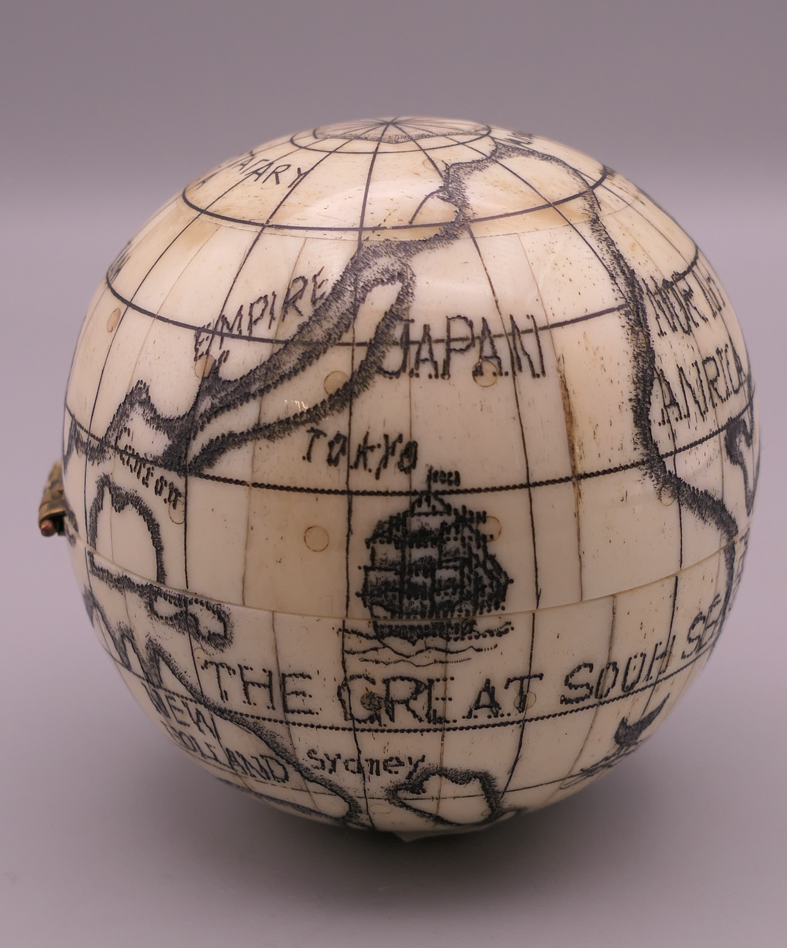 A globe form compass. 6 cm high. - Image 4 of 6