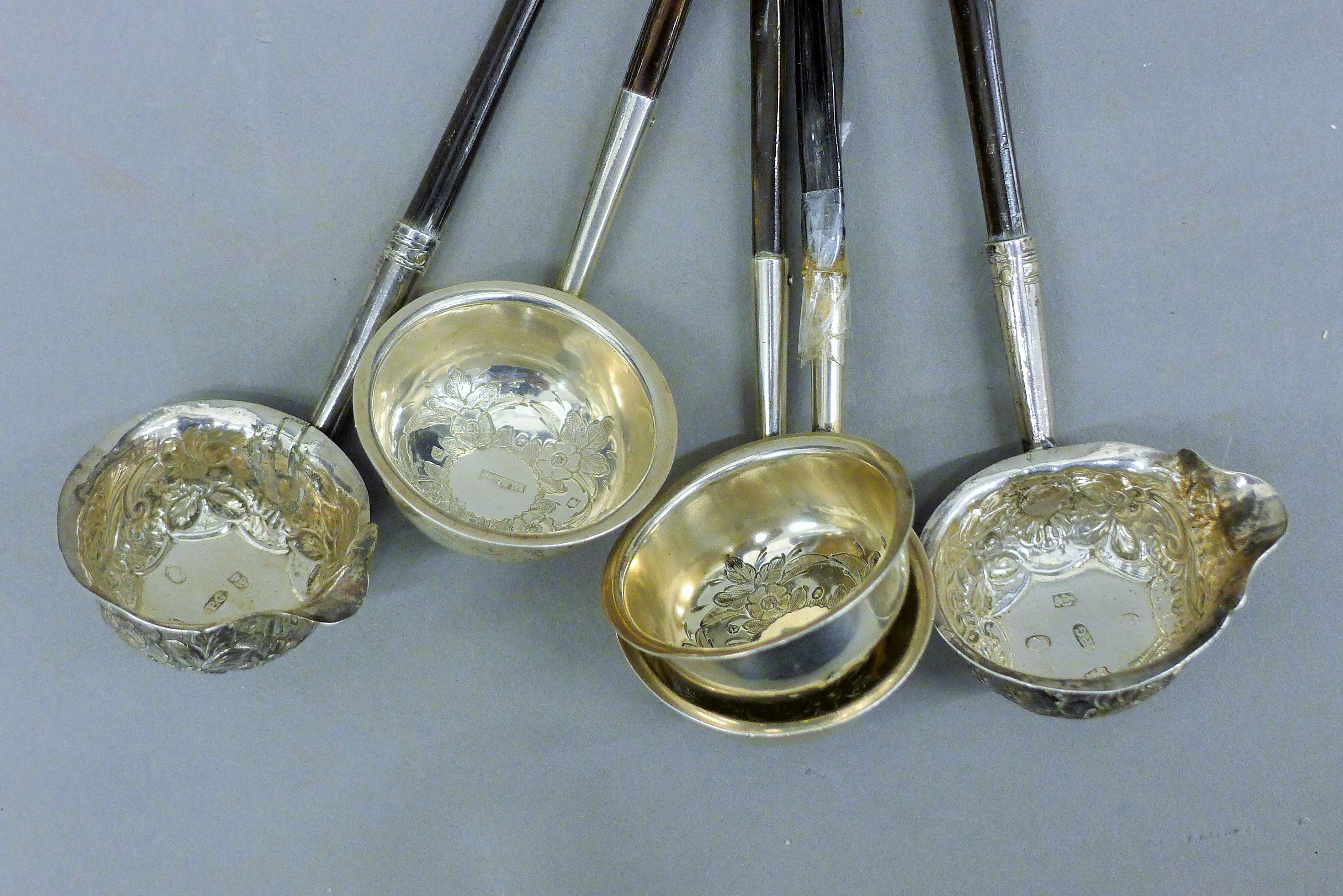A quantity of various silver toddy ladles. The largest 20 cm long. - Image 2 of 7