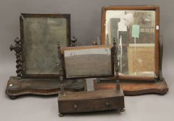 Three 19th century mahogany toilet mirrors and a side table. The latter 57 cm wide.