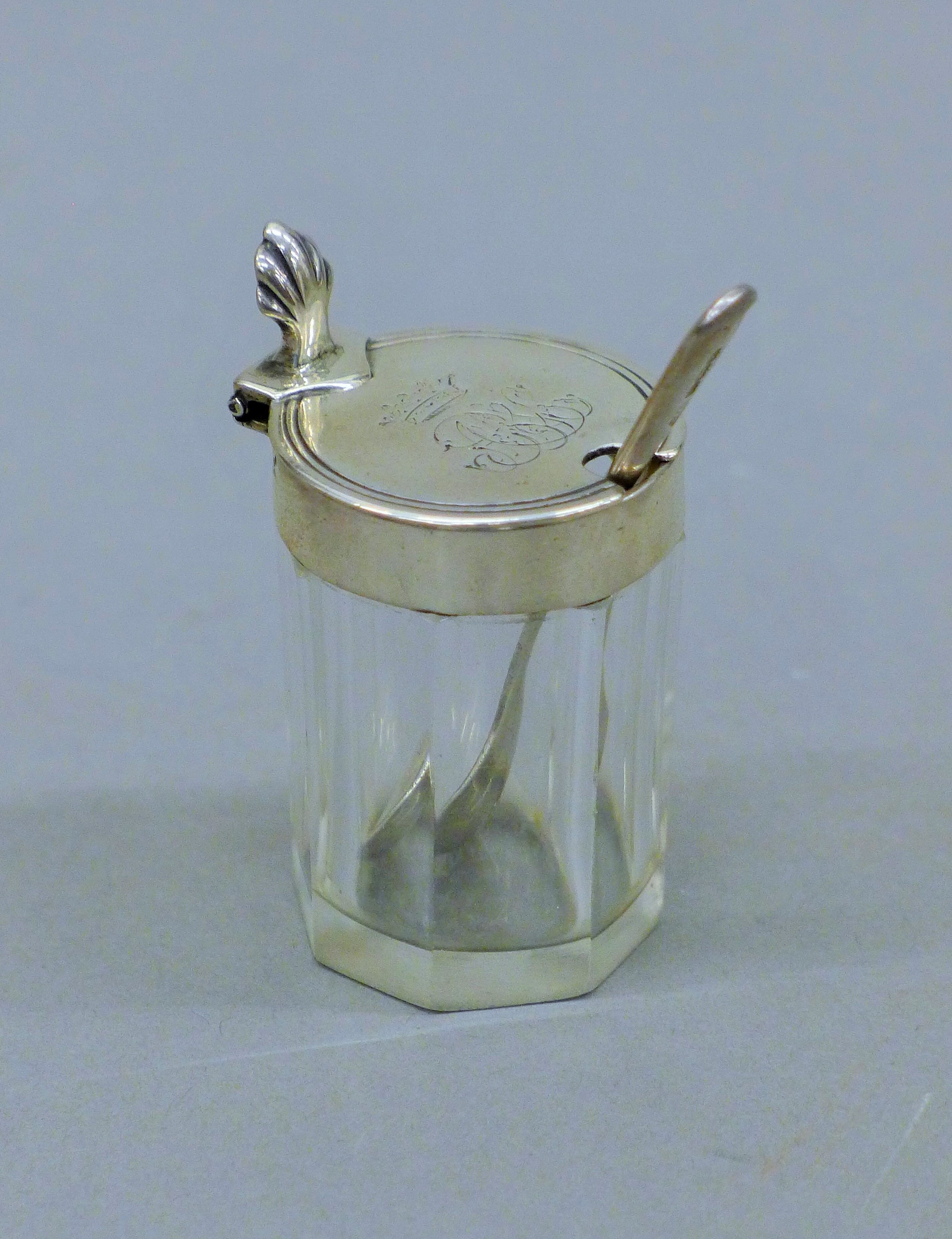 A silver condiment set, hallmarked for London 1882, makers mark Hukin & Heath. 8.5 cm long. - Image 9 of 11