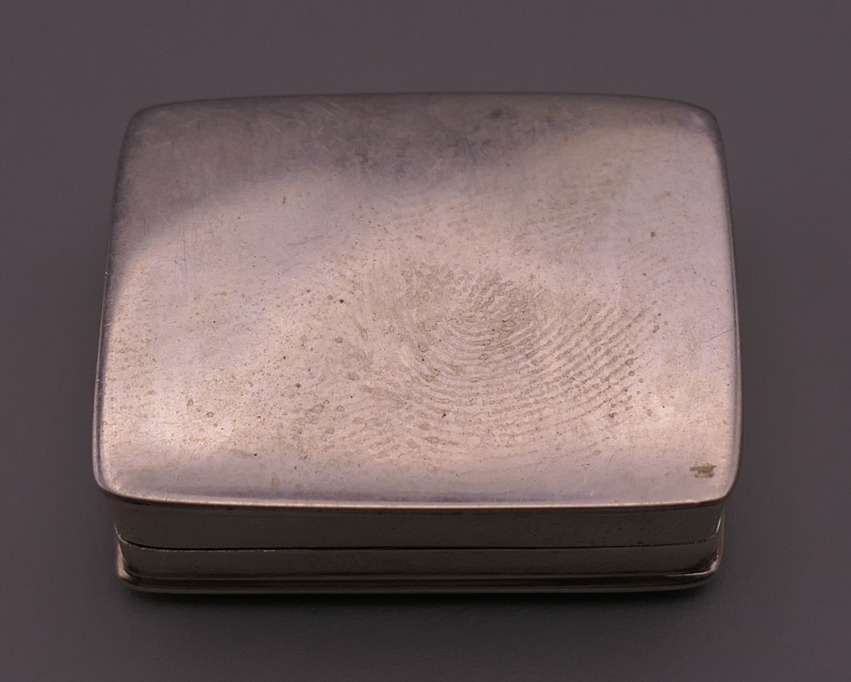 A silver pill box depicting a girl and her cat. 3 cm high. - Image 5 of 5