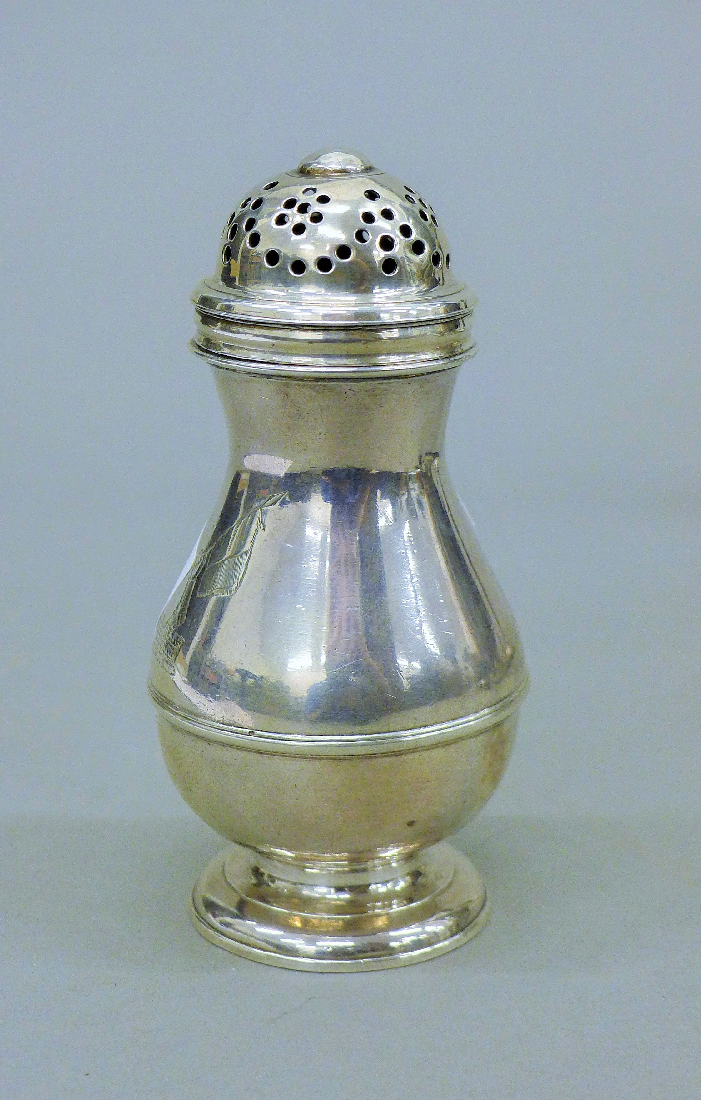 A Georgian silver pepper. 11.5 cm high. 156.4 grammes.