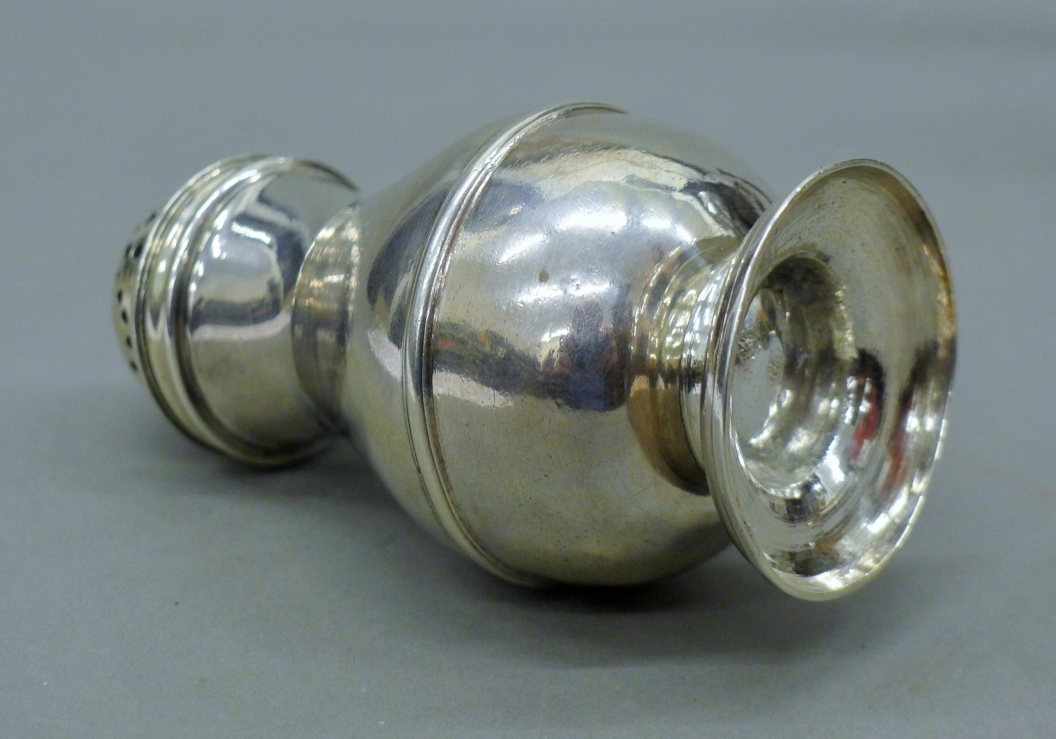 A Georgian silver pepper. 11.5 cm high. 156.4 grammes. - Image 4 of 5